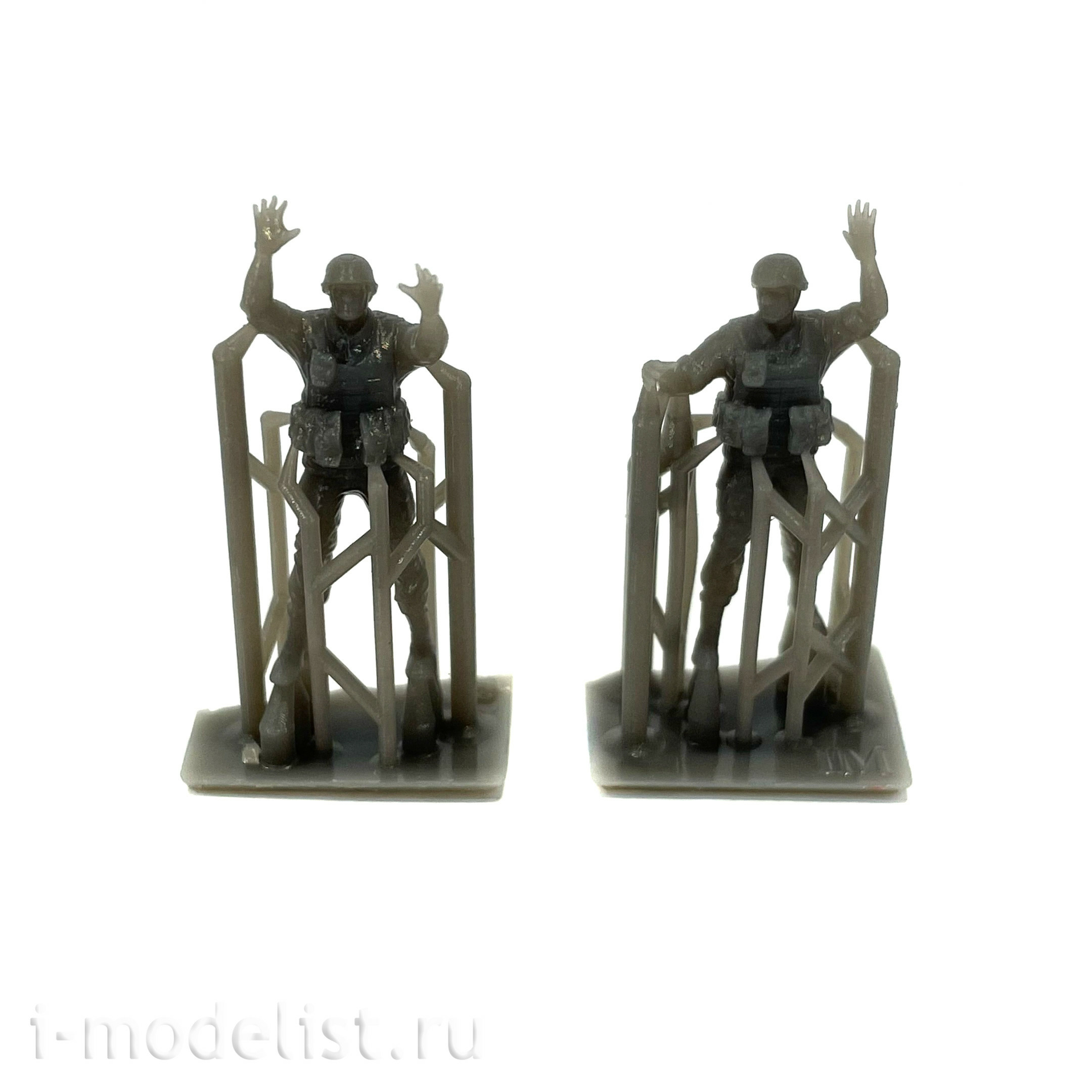 im72004 Imodelist 1/72 Figures of fighters laying a camouflage net, summer