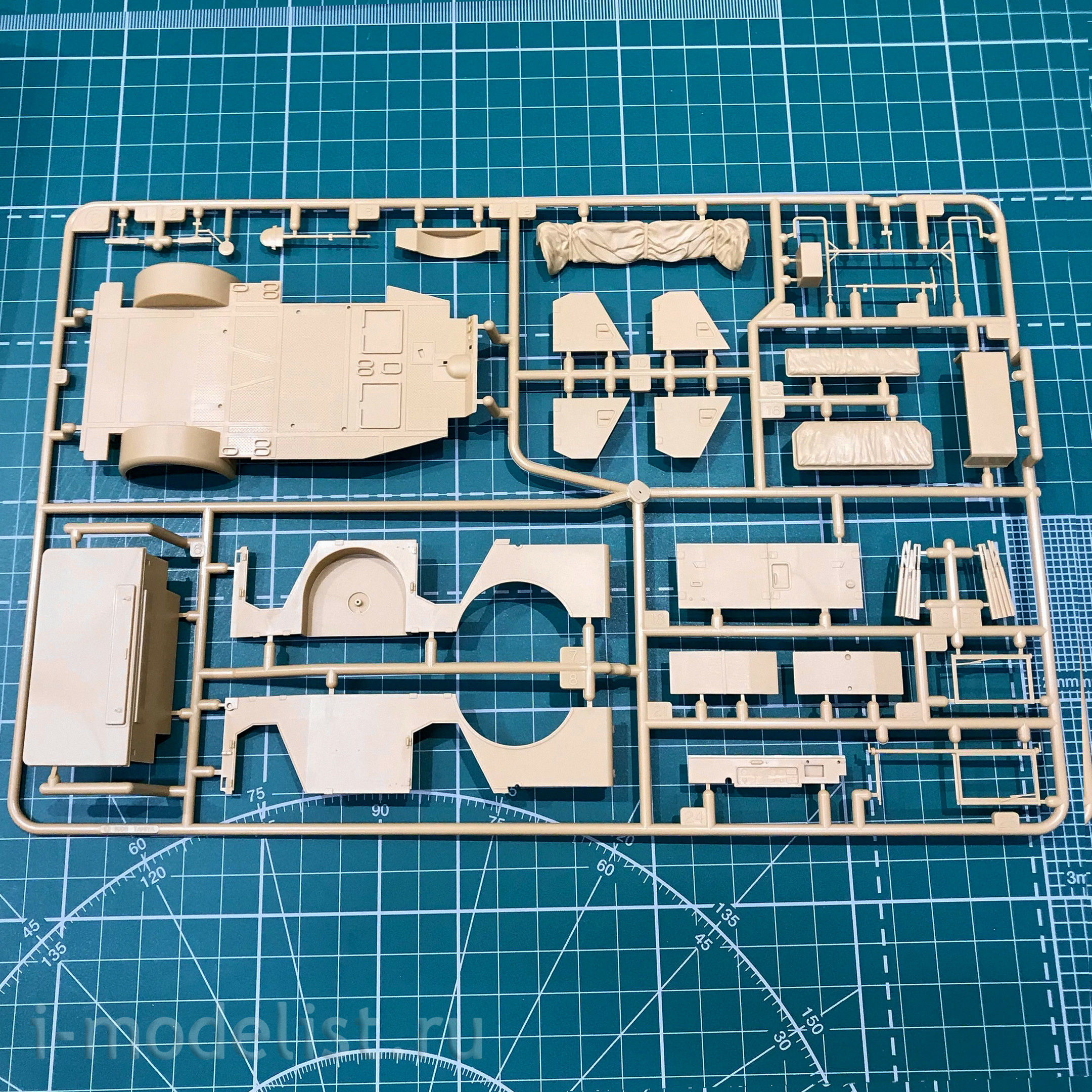35305 Tamiya 1/35 German Steyr Type 1500A / 01 car, Afrika Korps, with 4 figures
