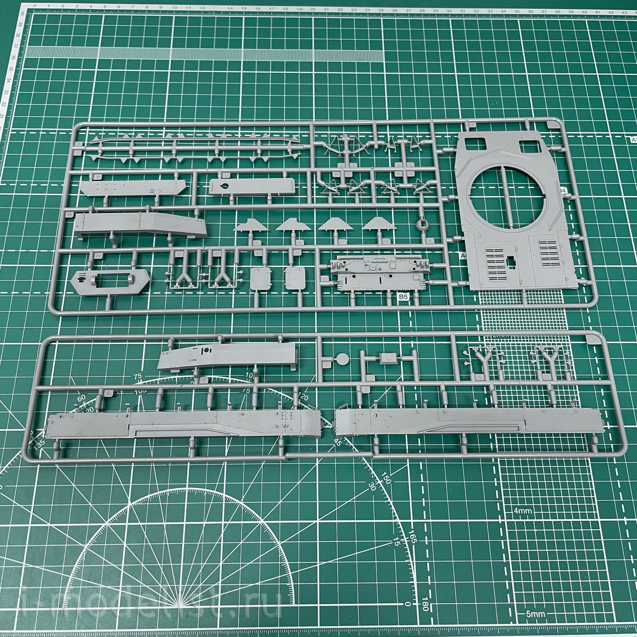 BT-006 Border Model 1/35 German Tank Pz.Beob.Wg. IV Ausf. J with commander and infantry