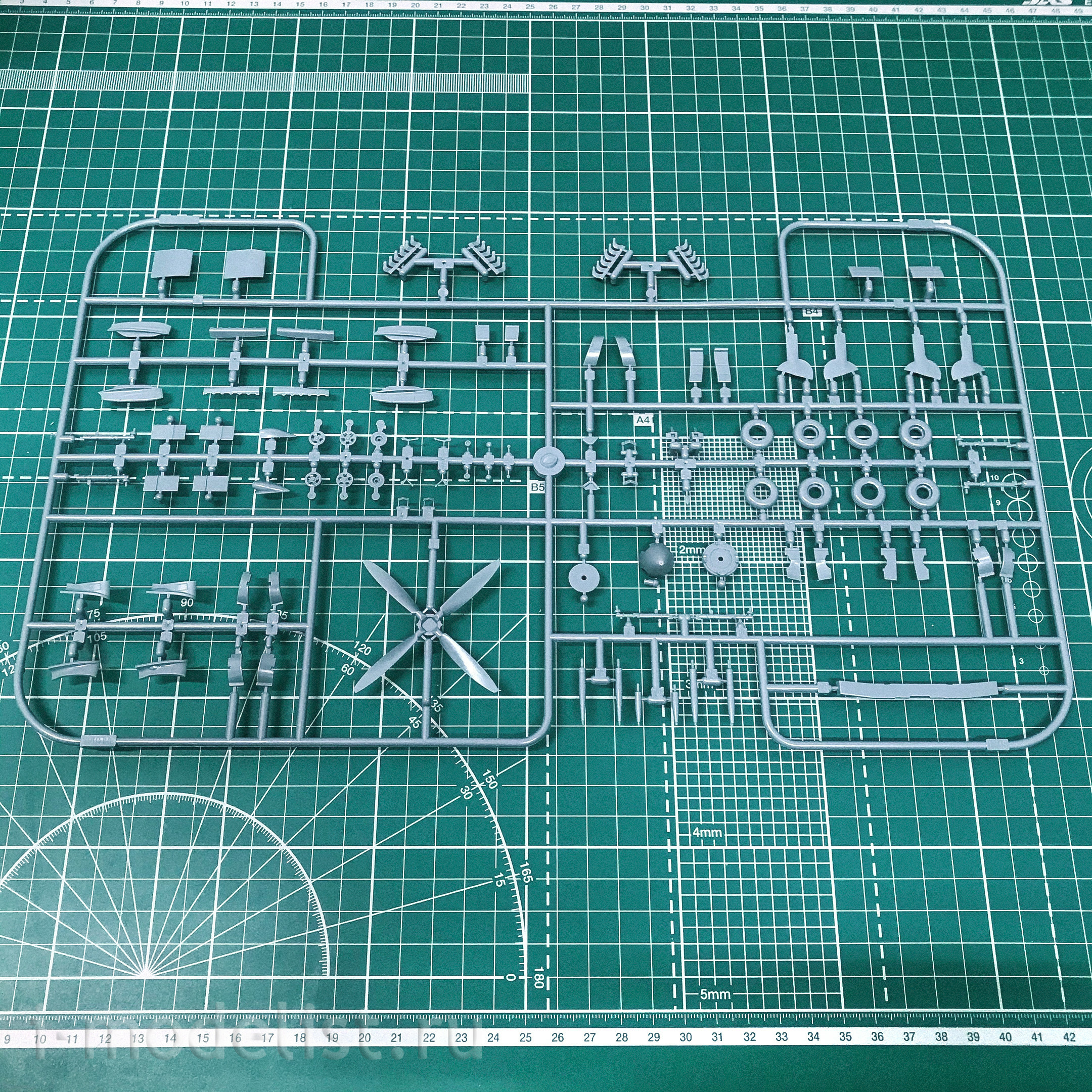 1188 Edward 1/48 Team model Aussie Eight / Spitfire Mk.VIII v Australii Dual Combo (two models in a set)