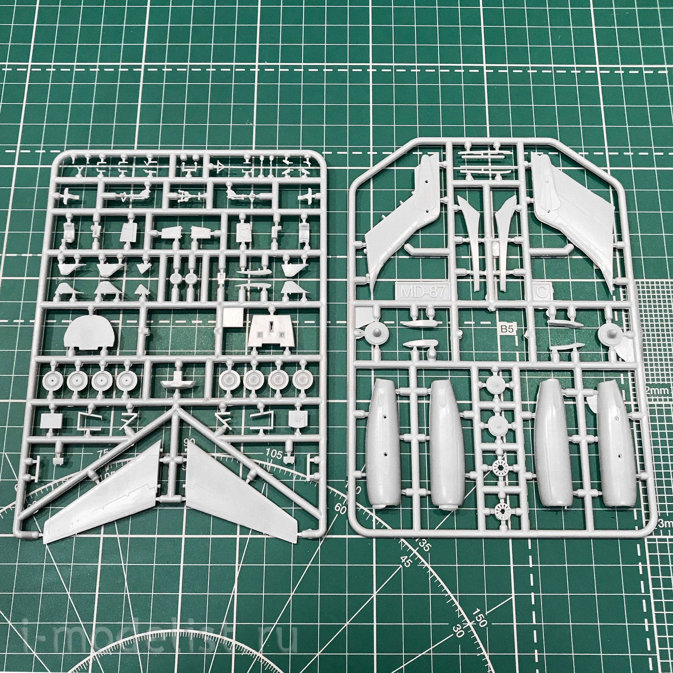 144110-3 Orient Express 1/144 Airliner MD-87 Zvezda Alliance SAS