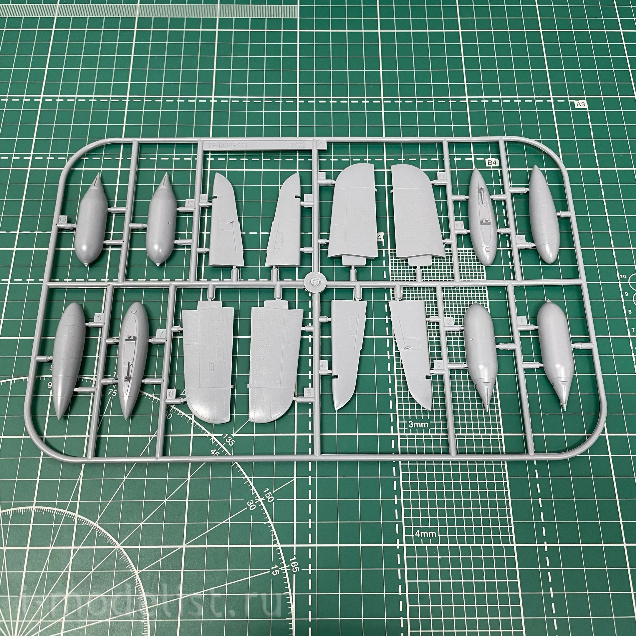 03851 Revell 1/32 British single-seat Hawker Tempest V fighter