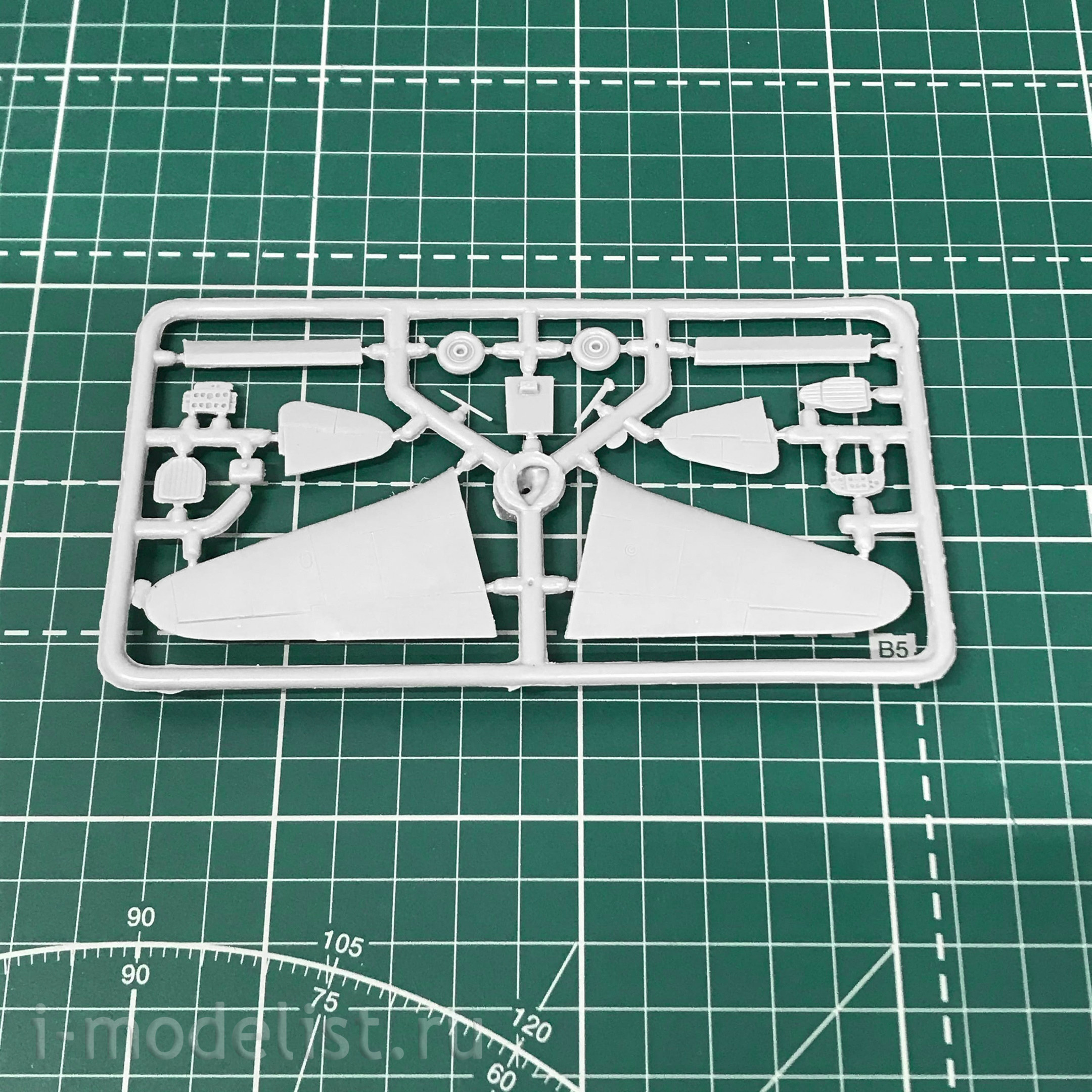 7282 Amodel 1/72 Yak-17UTI
