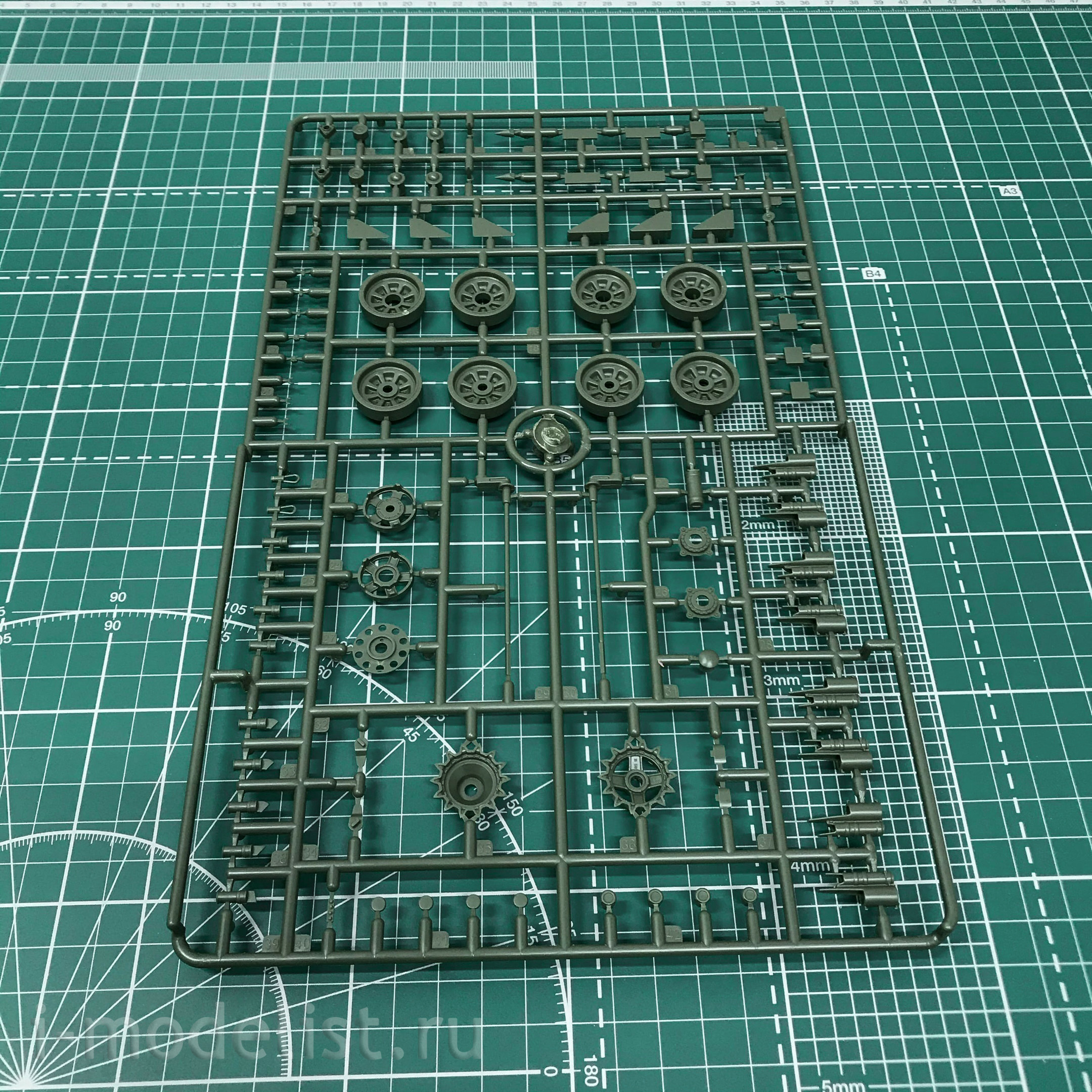 35A038 Amusing Hobby 1/35 T-72M1 Tank with full interior (under UVZ license)