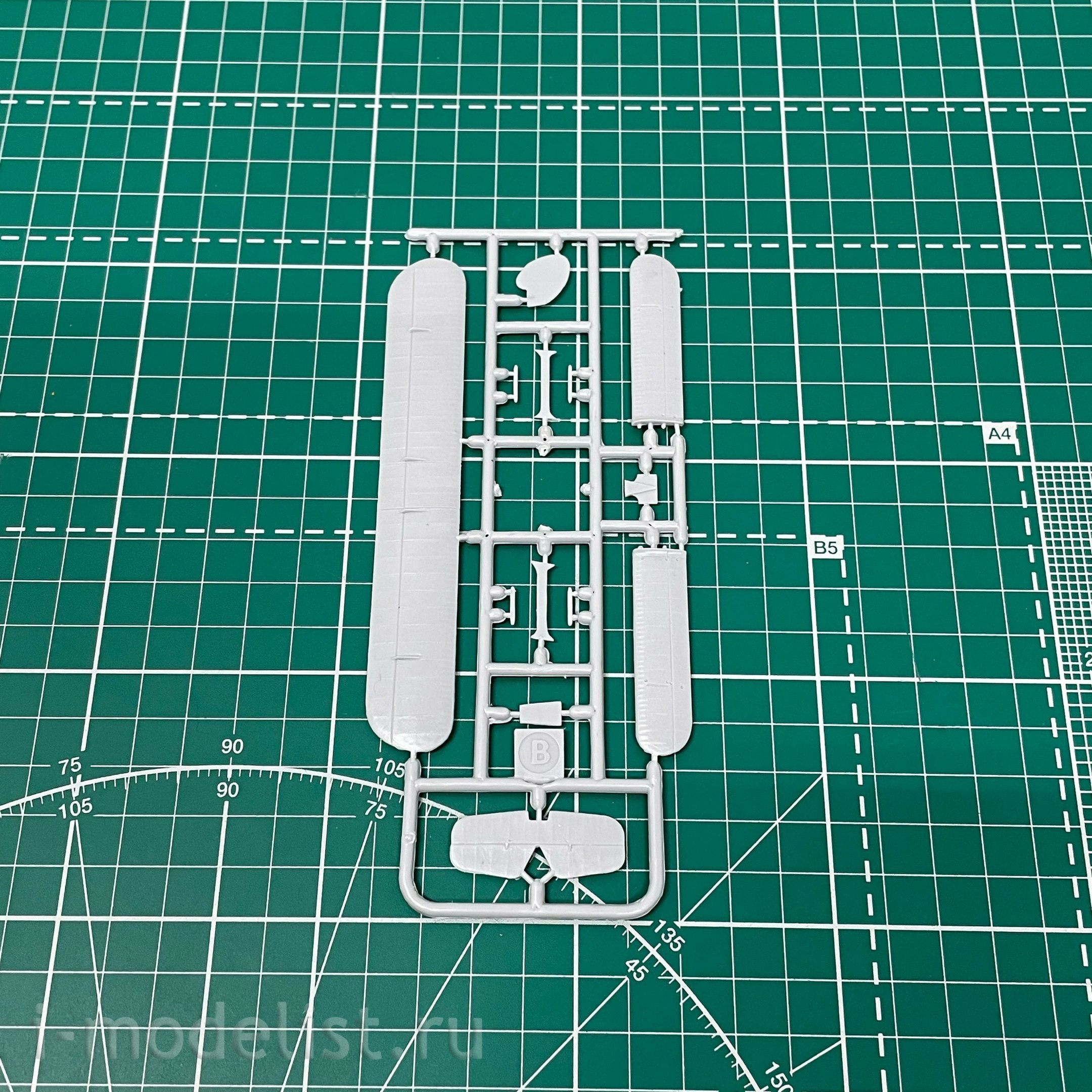 72044 Avis 1/72 Hawker Cygnet Biplane with Anzani engine