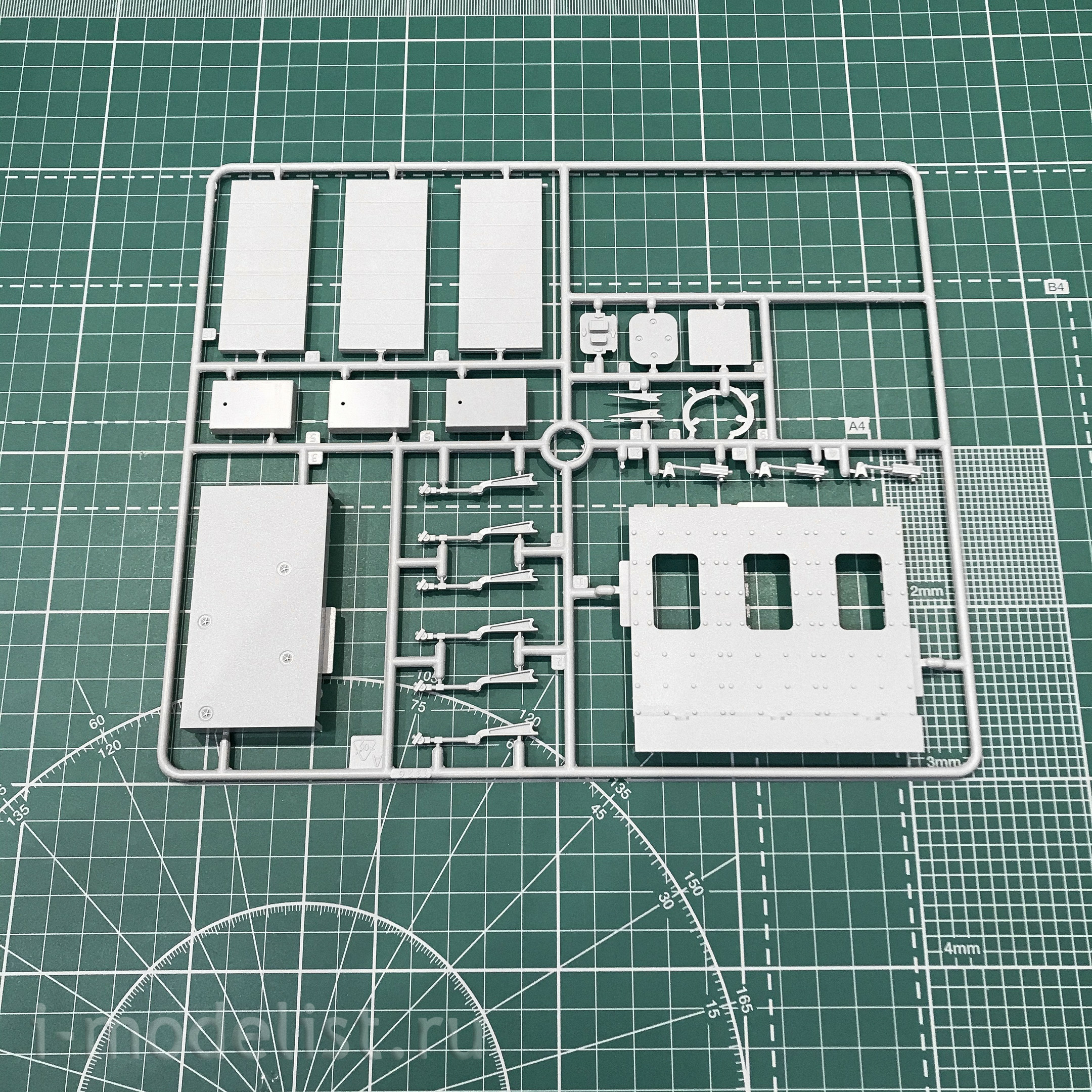 1326 Italeri 1/72 air deck section (Modern aircraft carrier)