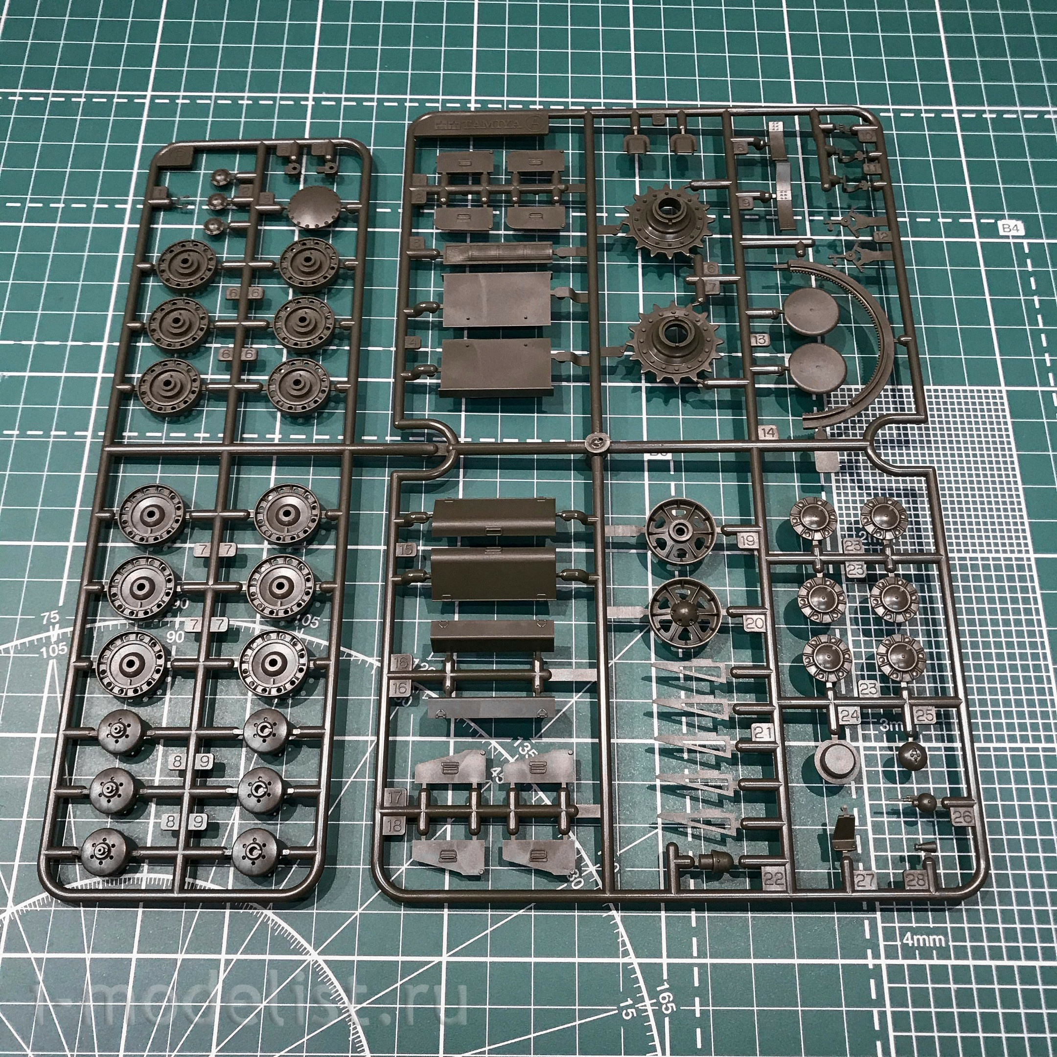 35372 Tamiya 1/35 Soviet heavy tank KV-1 1941, early version with the figure of a tankman