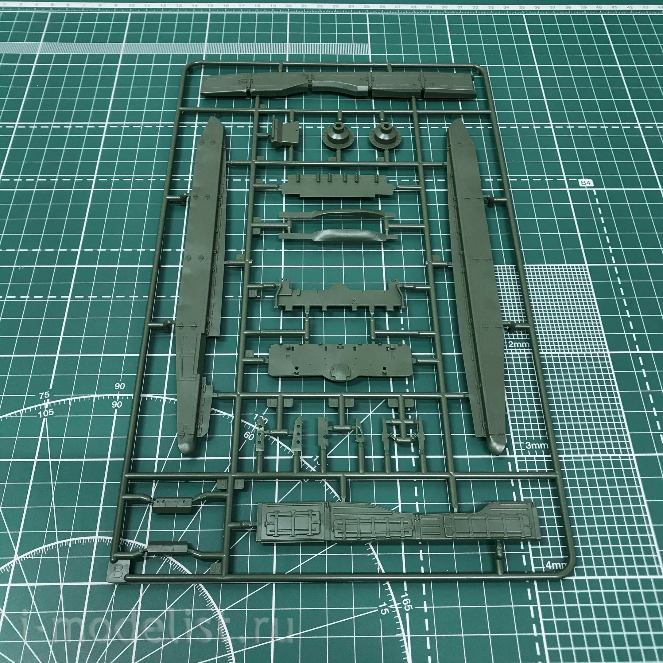 35A038 Amusing Hobby 1/35 T-72M1 Tank with full interior (under UVZ license)