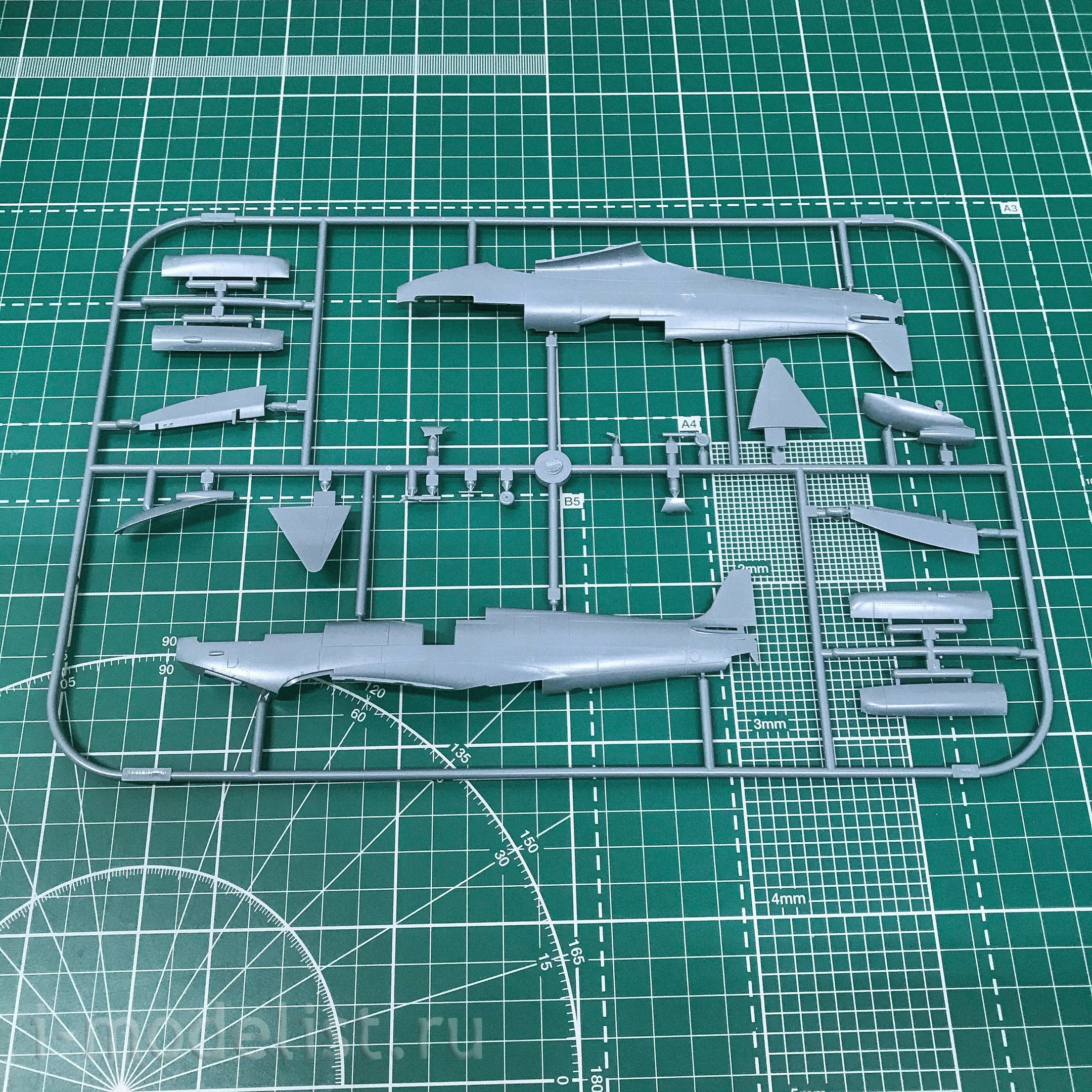 1188 Edward 1/48 Team model Aussie Eight / Spitfire Mk.VIII v Australii Dual Combo (two models in a set)