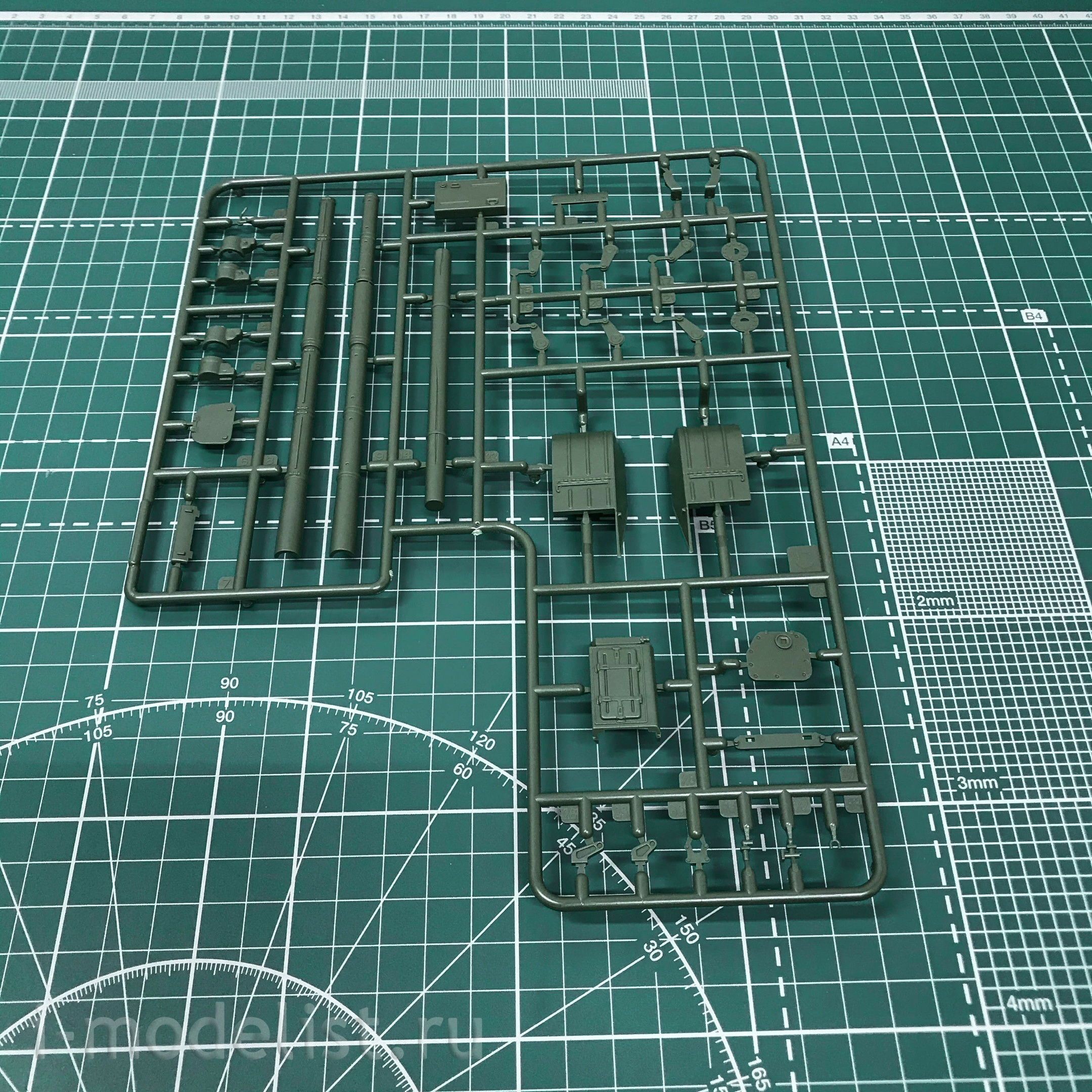 35A038 Amusing Hobby 1/35 T-72M1 Tank with full interior (under UVZ license)
