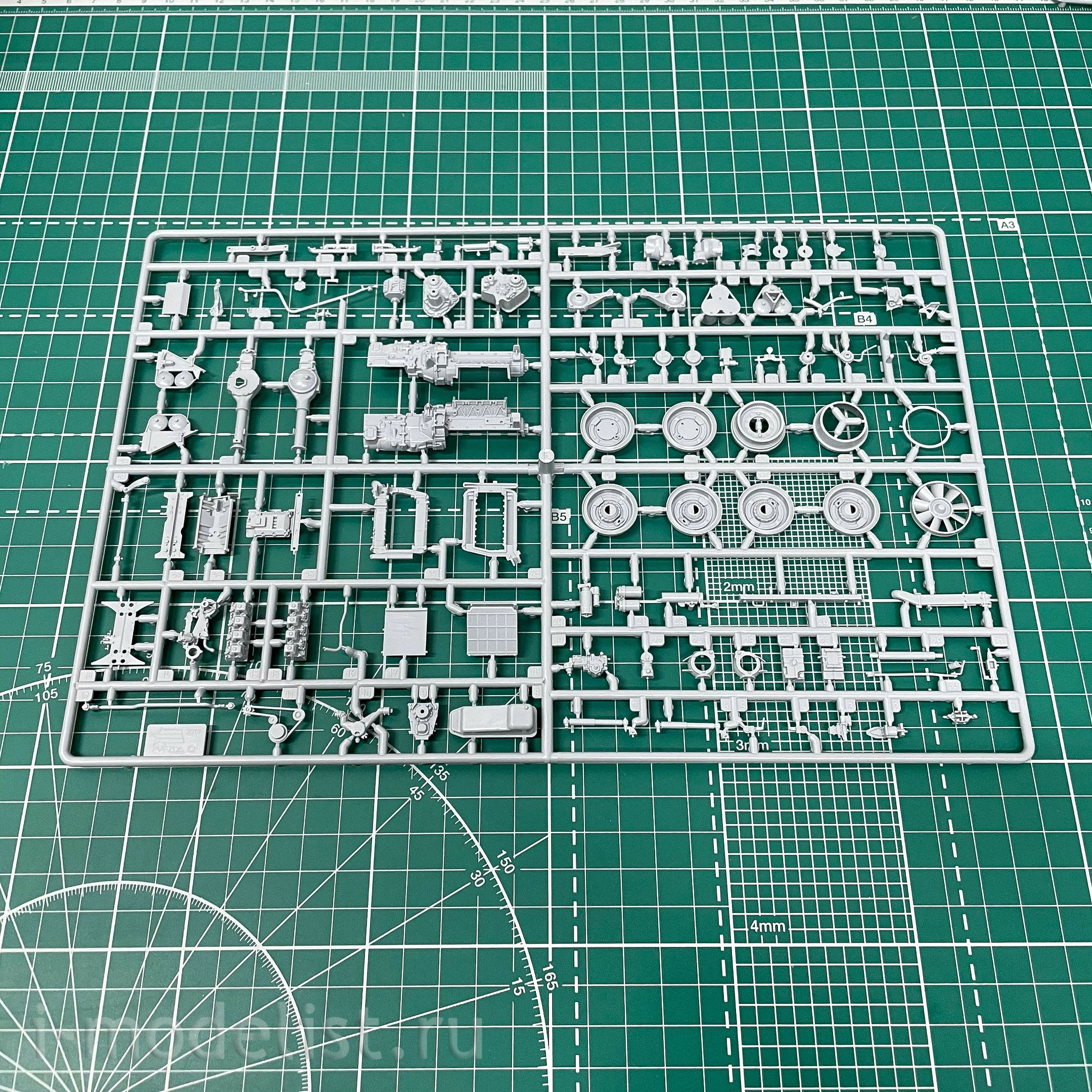 3692 Zvezda 1/35 Russian two-axle truck K-4350