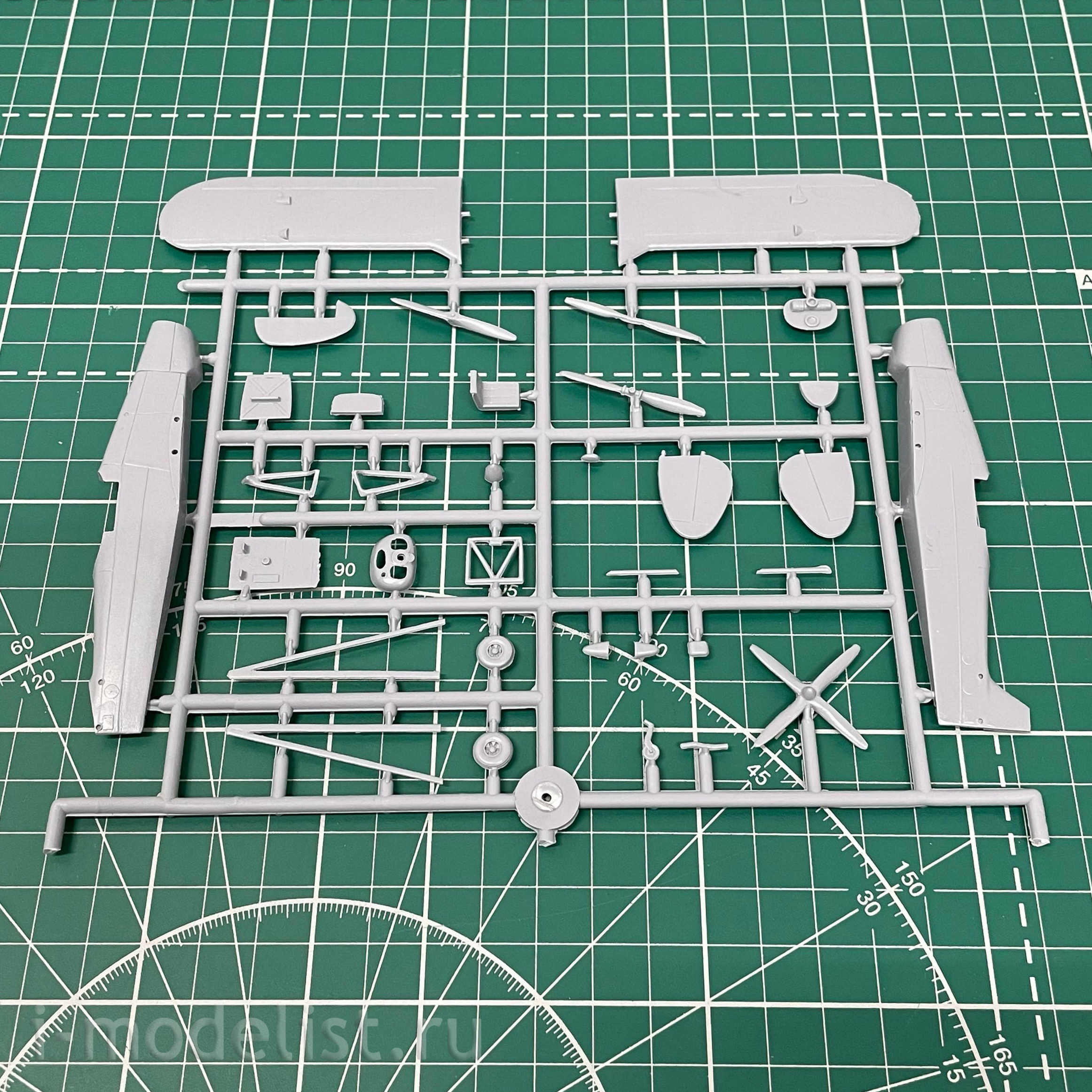 KPM0125 Kovozavody Prostejov 1/72 Piper PA-25 Pawnee Aircraft over Australia