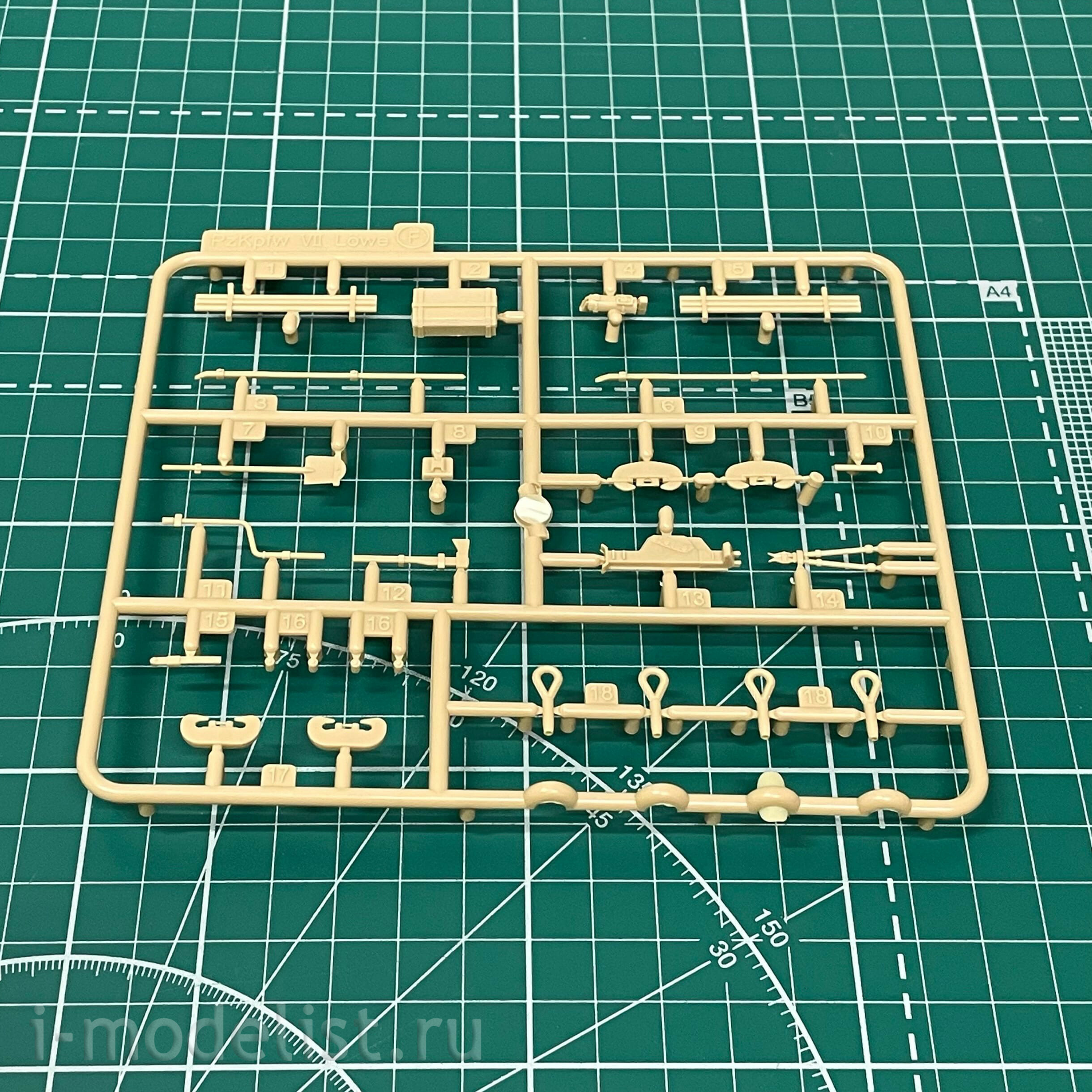 35A016 Amusing Hobby 1/35 E-100 8.8 cm Flakzwilling