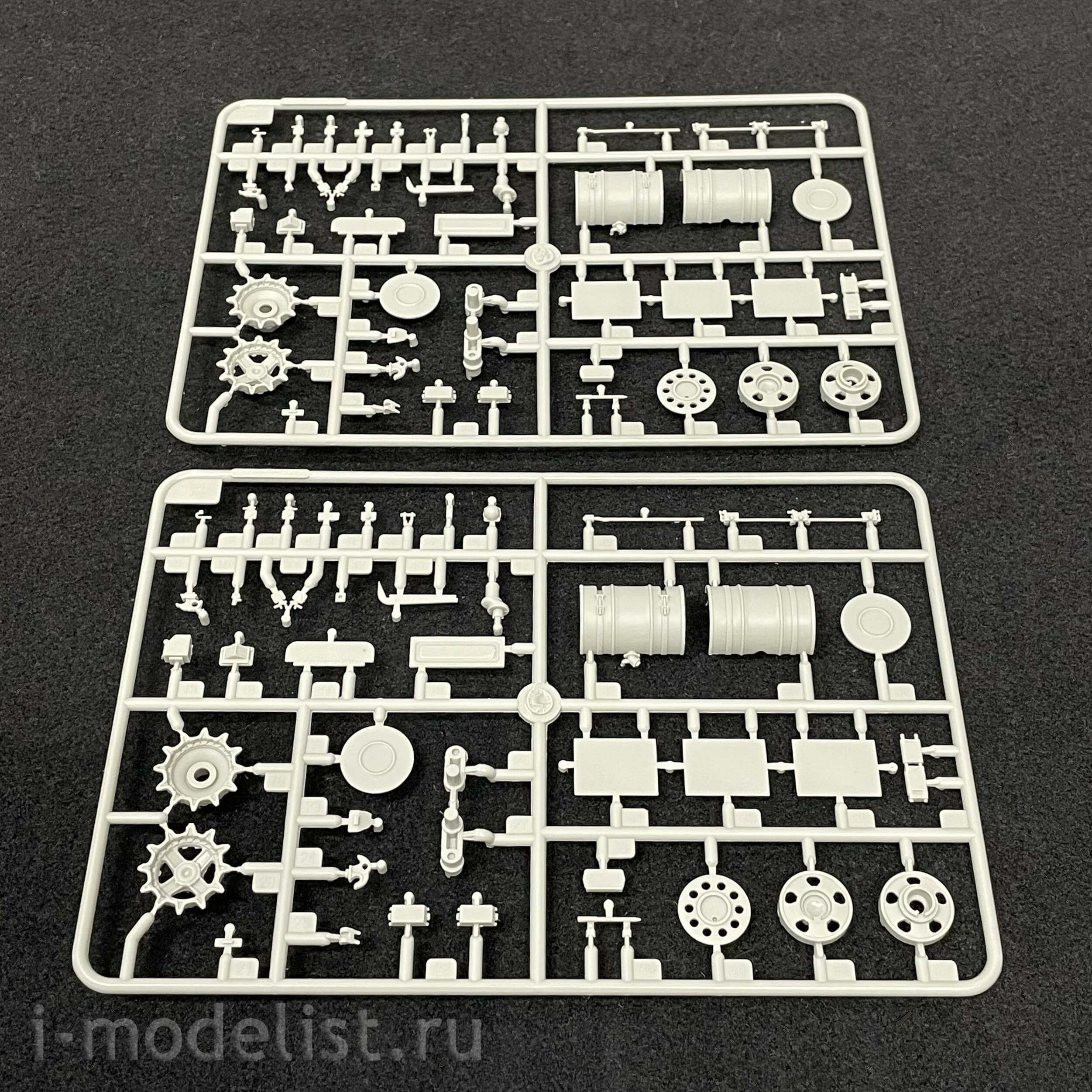 09609 Trubach 1/35 Russian T-72B1 tank with KTM-6 and lattice armor (under license from UVZ)