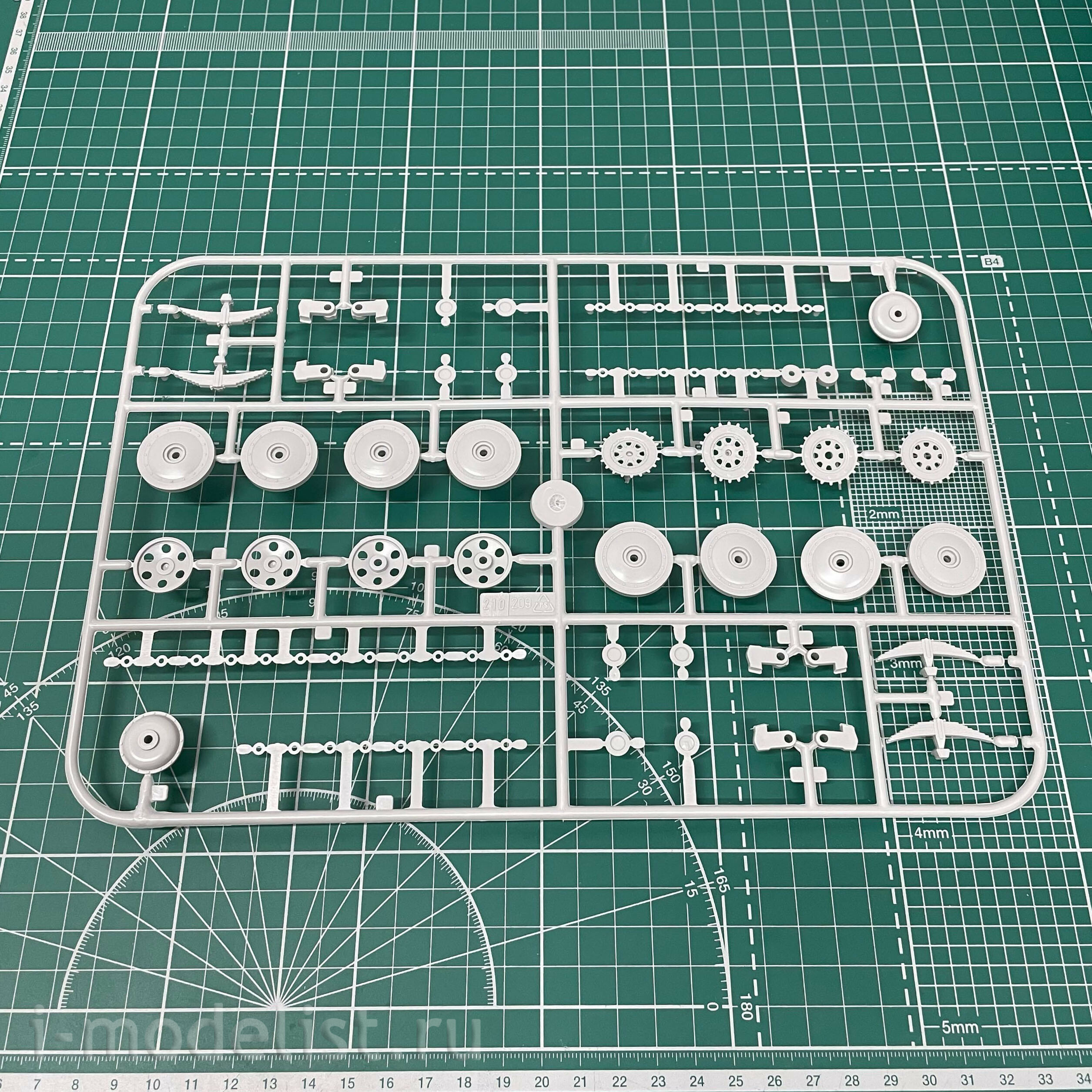 03272 Revell 1/35 German tank destroyer Jagdpanzer 38 T