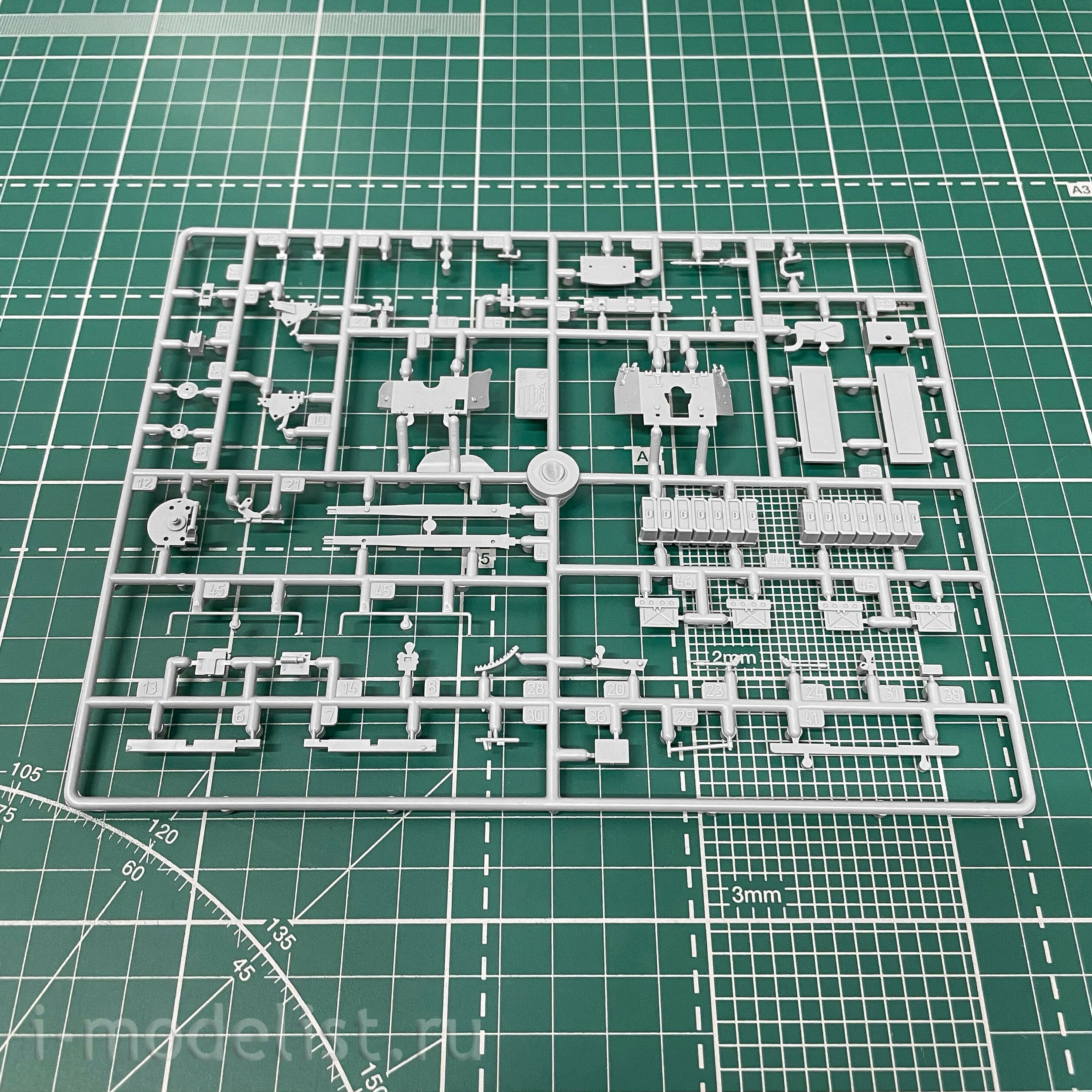 3610 Zvezda 1/35 Pak 36 with calculation