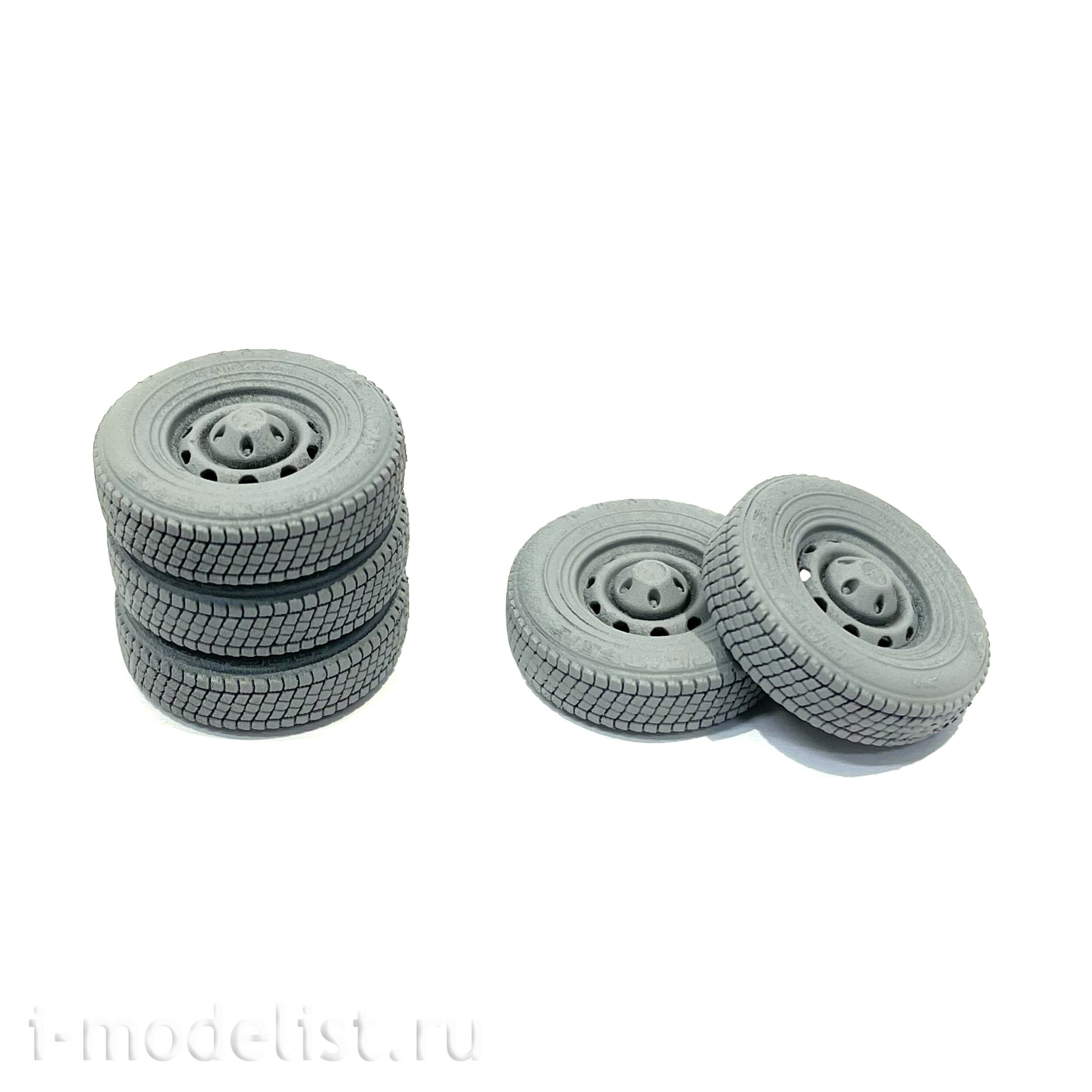 3644P6 Zvezda 1/35 Gift Set: Russian car UAZ 3909 + IM35066 Tire Set KAMA-219 R16