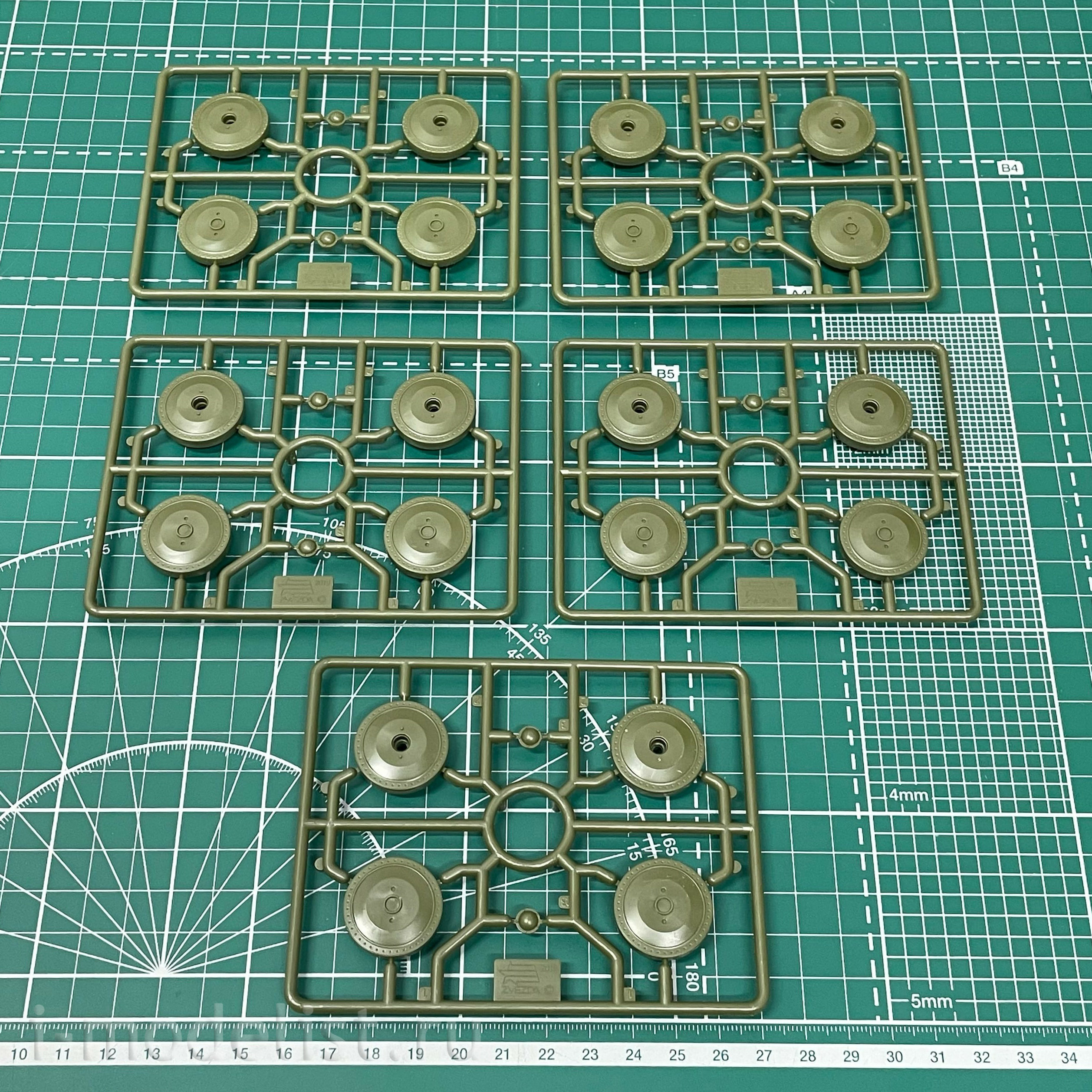 3690 Zvezda 1/35 Soviet su-85 tank destroyer