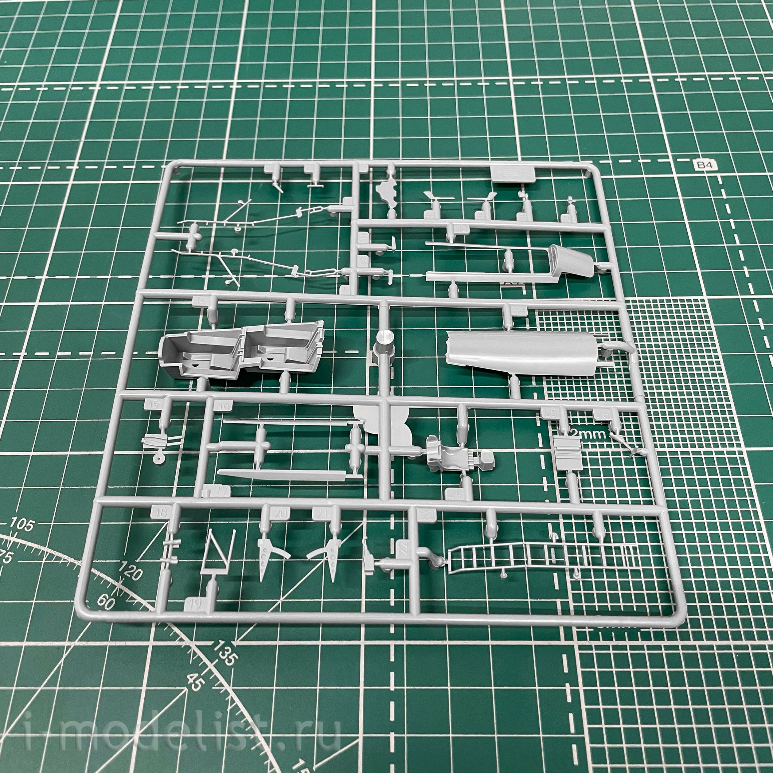 7294 Zvezda 1/72 Russian combat training aircraft su-27UB