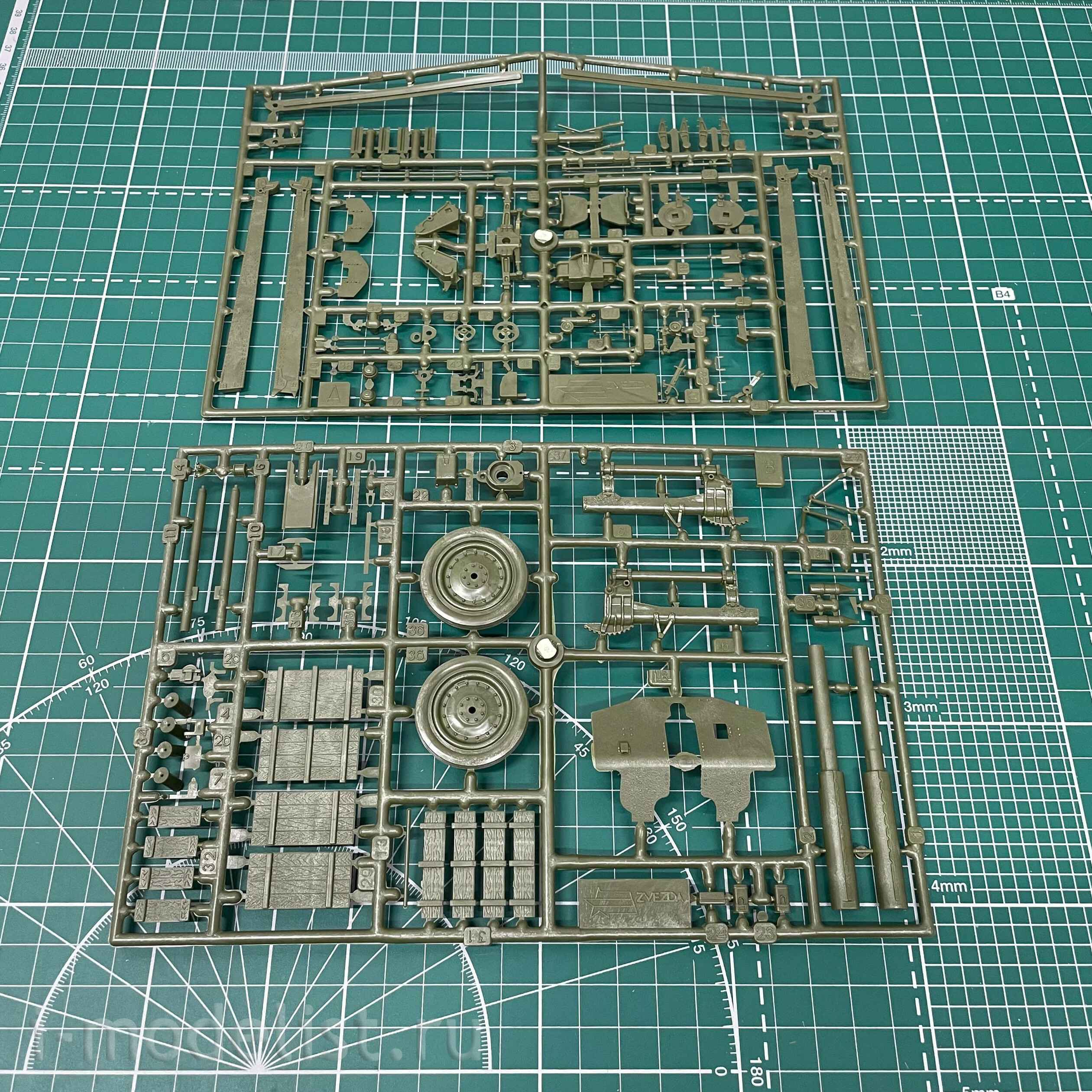 3510 Zvezda 1/35 Soviet 122 mm howitzer M-30