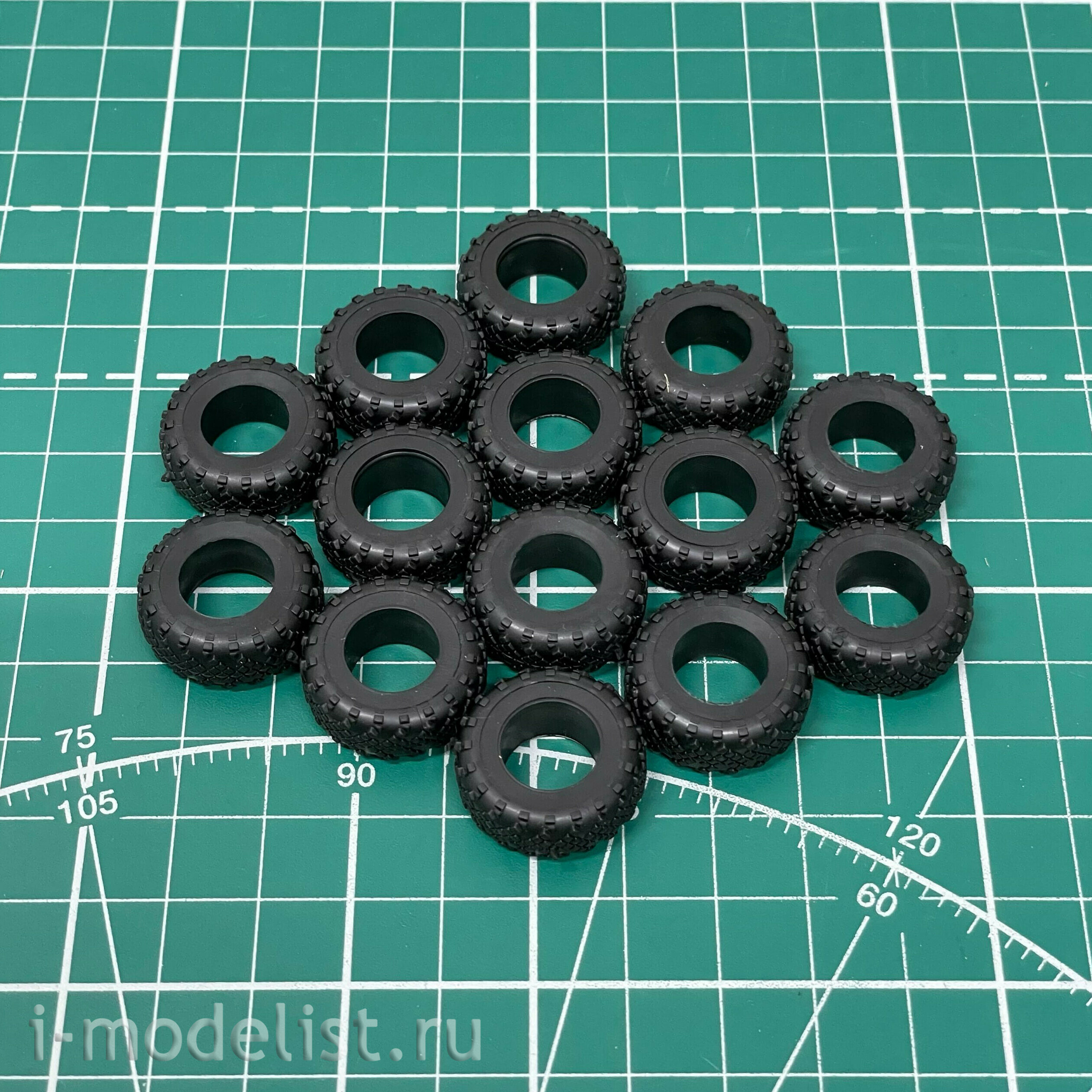 Zvezda 5003 1/72 Model rocket complex “Topol”.