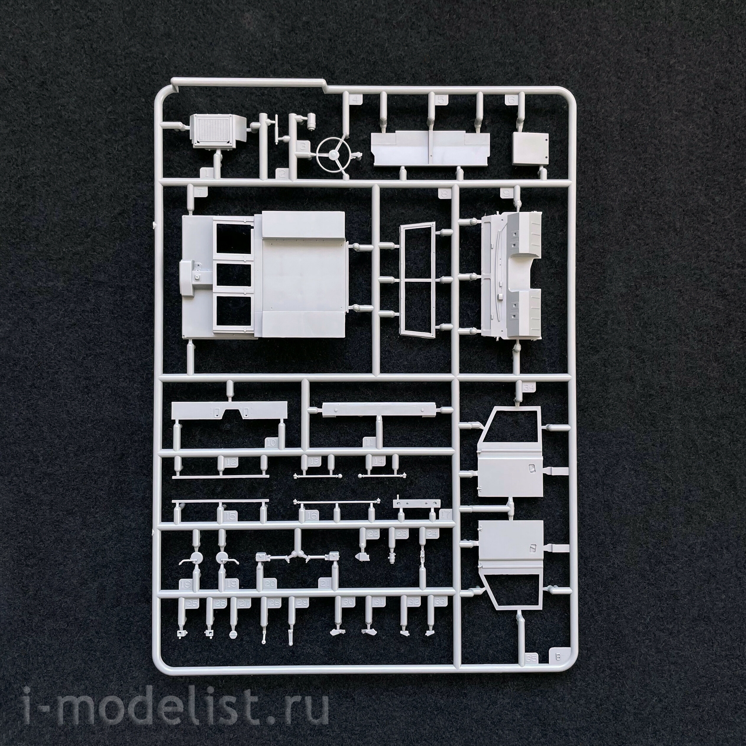 AK35014 AK Interactive 1/35 SUV Land Rover 88 Series IIA Tow Truck