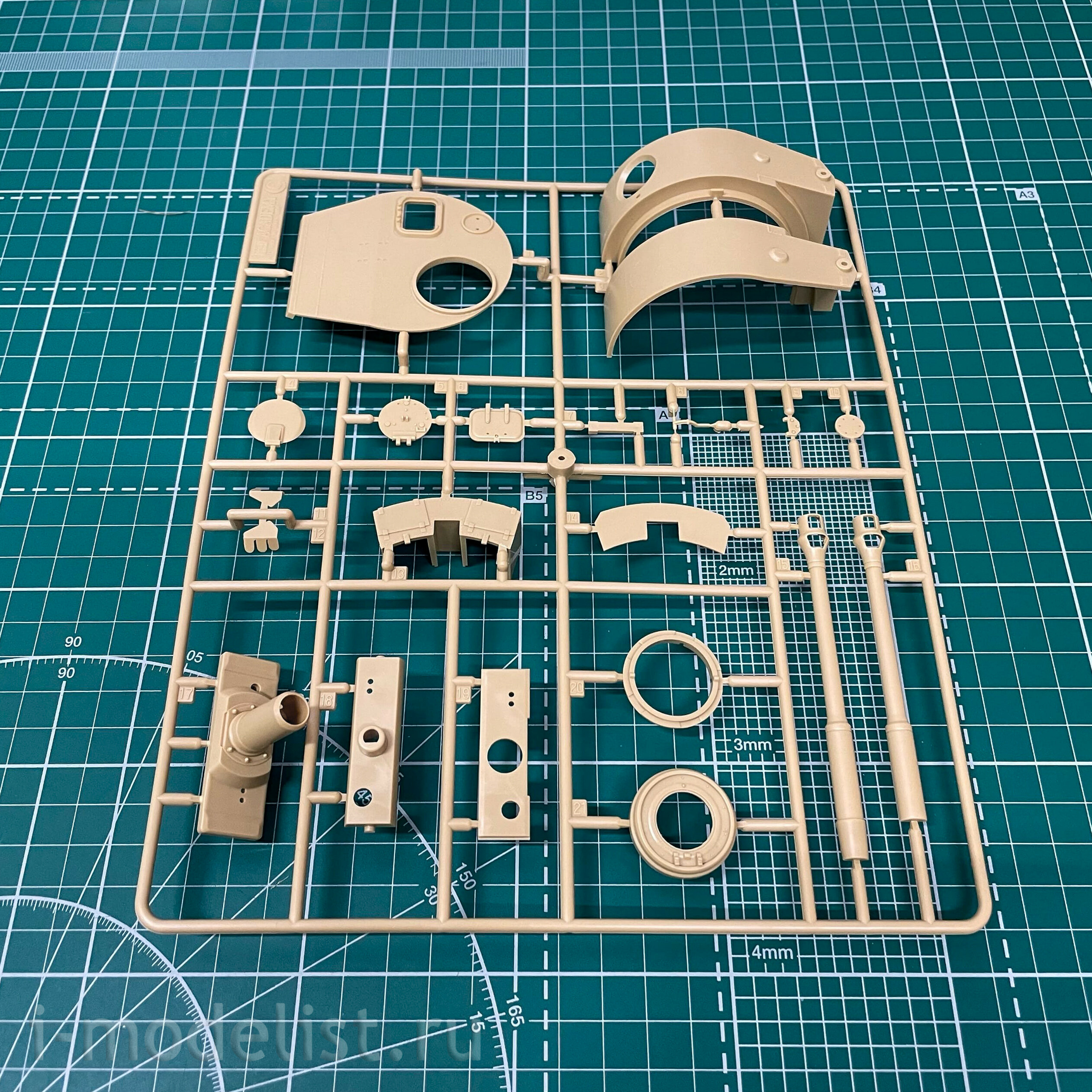 303563 Modeller of 1/35 PzKpfv VI Tiger Ausf. H, Kursk (repackaging of 