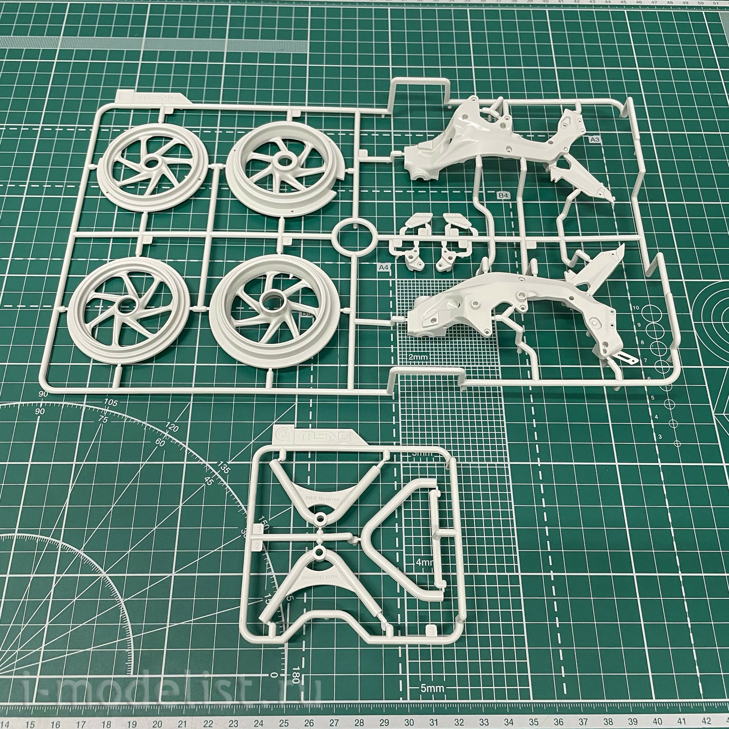 MT-004 Meng 1/9 BMW HP4 Race Motorcycle