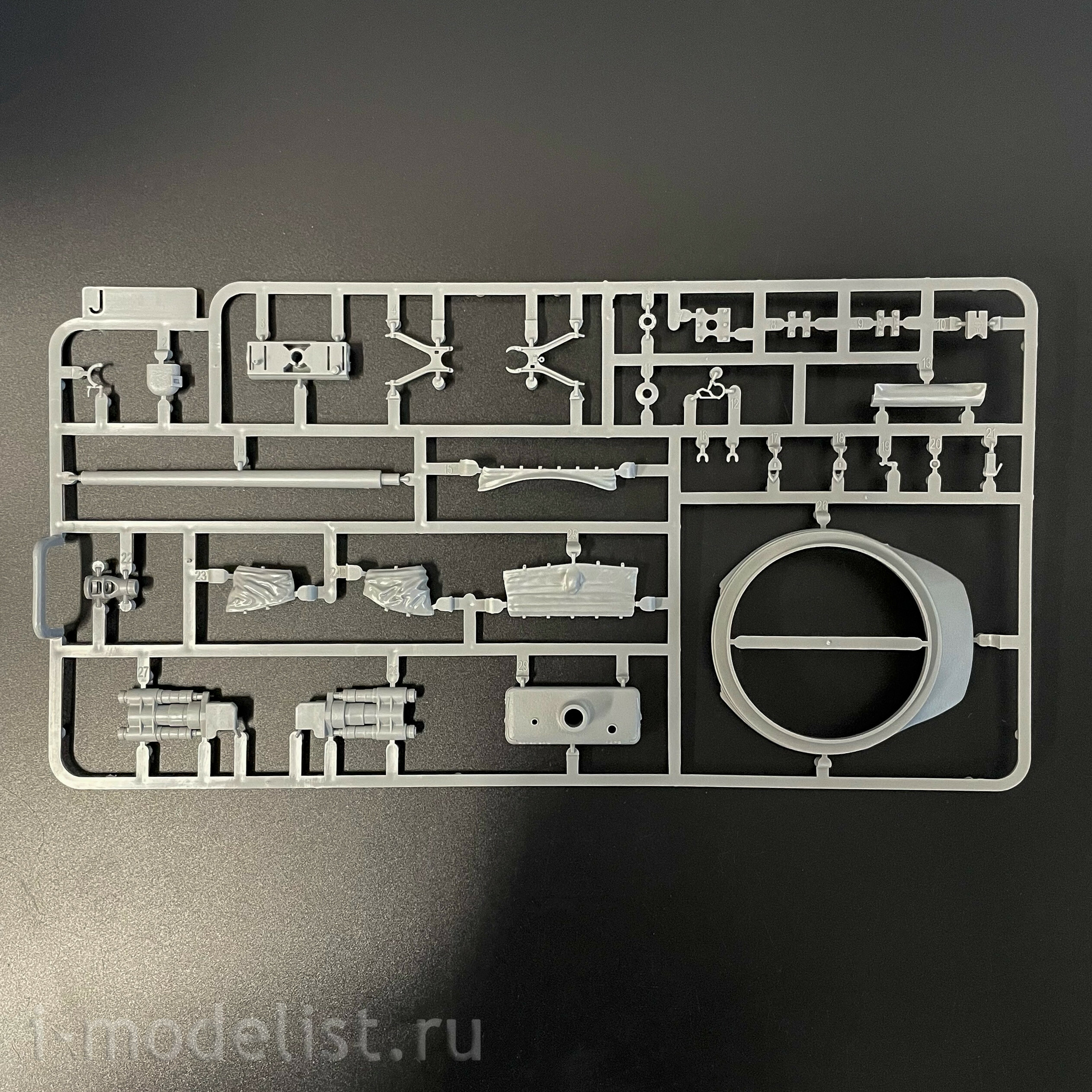2205W Takom 1/35 Набор Sherman Box: M4A1 (76w) HVSS + M1 Super Sherman + фигура члена экипажа танка армии США в 1/16 масштабе