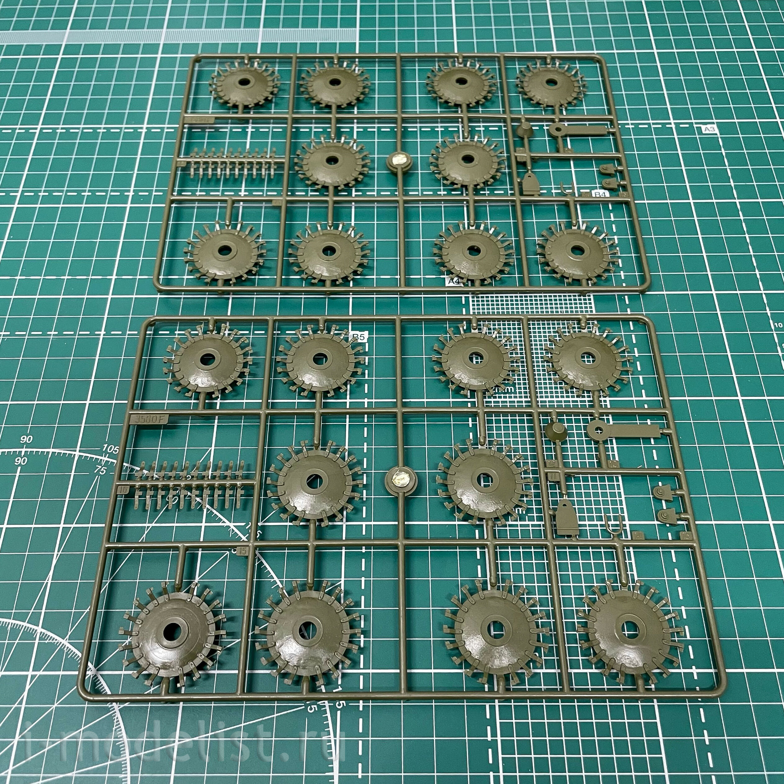 3580 Zvezda 1/35 Soviet T-34/76 Tank with mine trawl