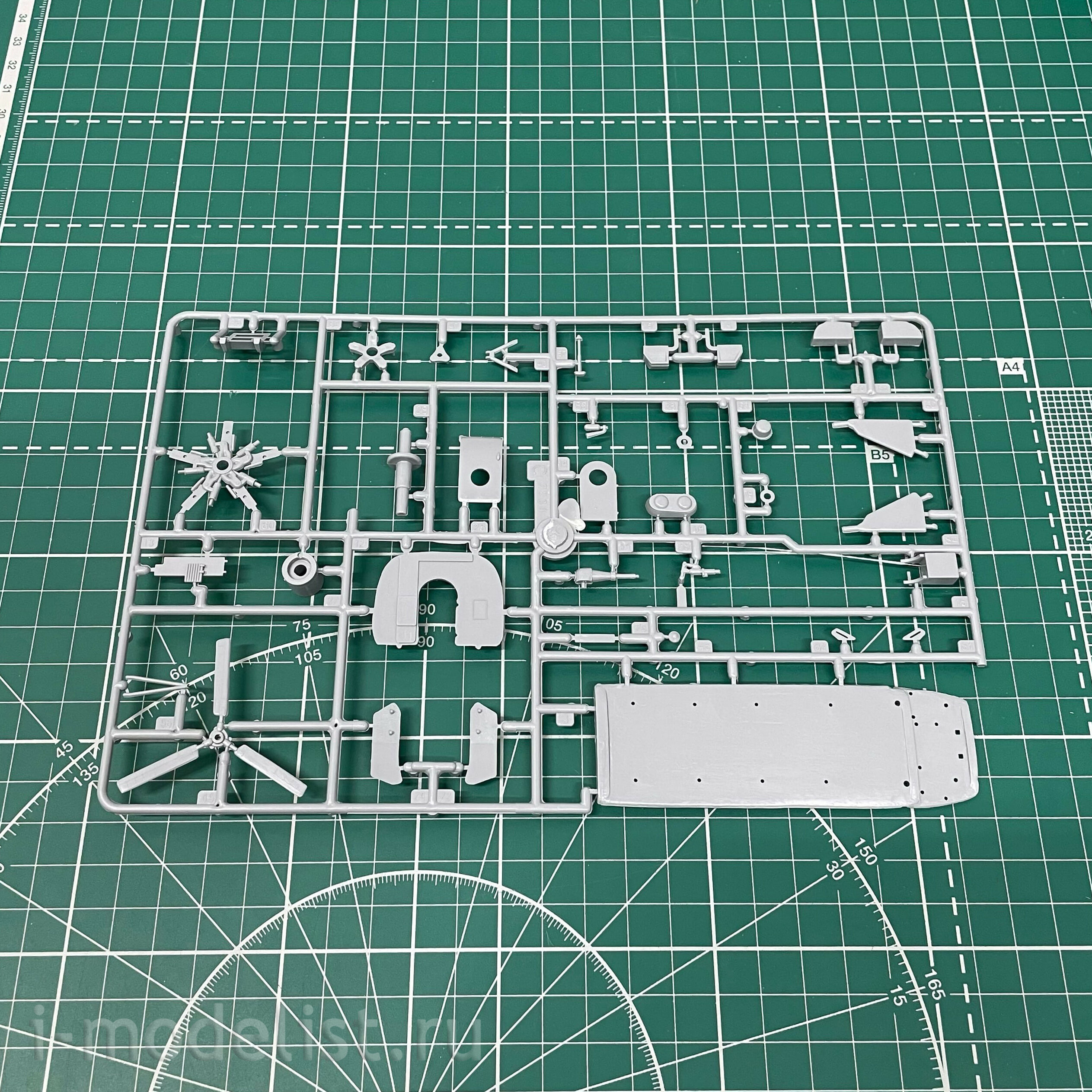 7253 Zvezda 1/72 Russian amphibious assault helicopter