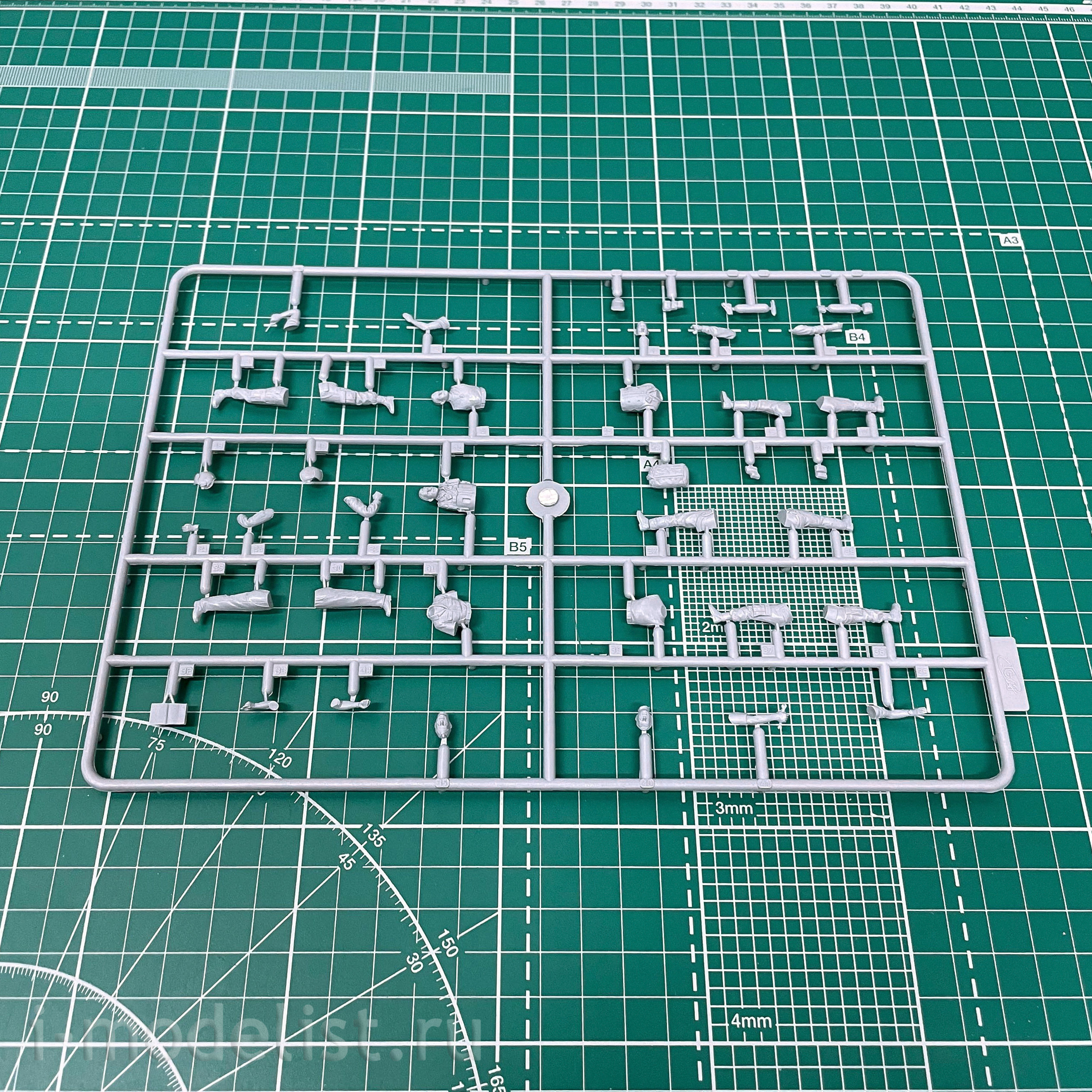 DS4803 ICM 1/48 USAF airfield in Vietnam (Cessna O-2A, OV-10A Bronco, American pilots and technicians)