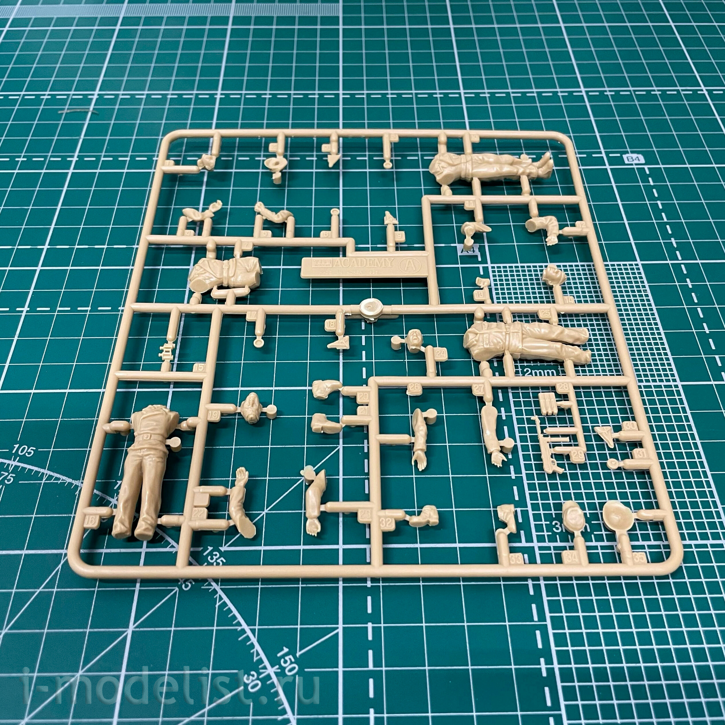 303563 Modeller of 1/35 PzKpfv VI Tiger Ausf. H, Kursk (repackaging of 