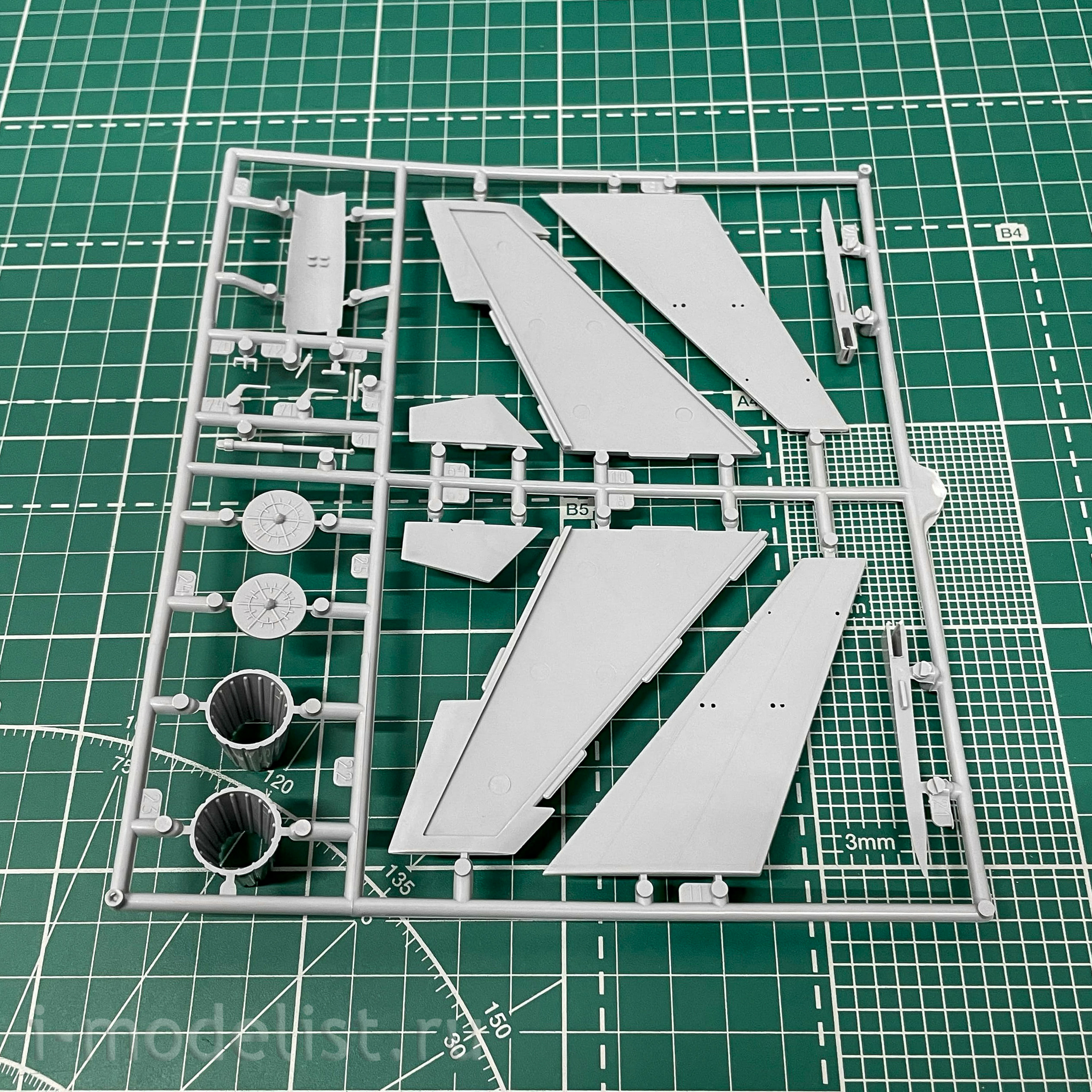 7241 Zvezda 1/72 Russian super-maneuverable Su-37 fighter