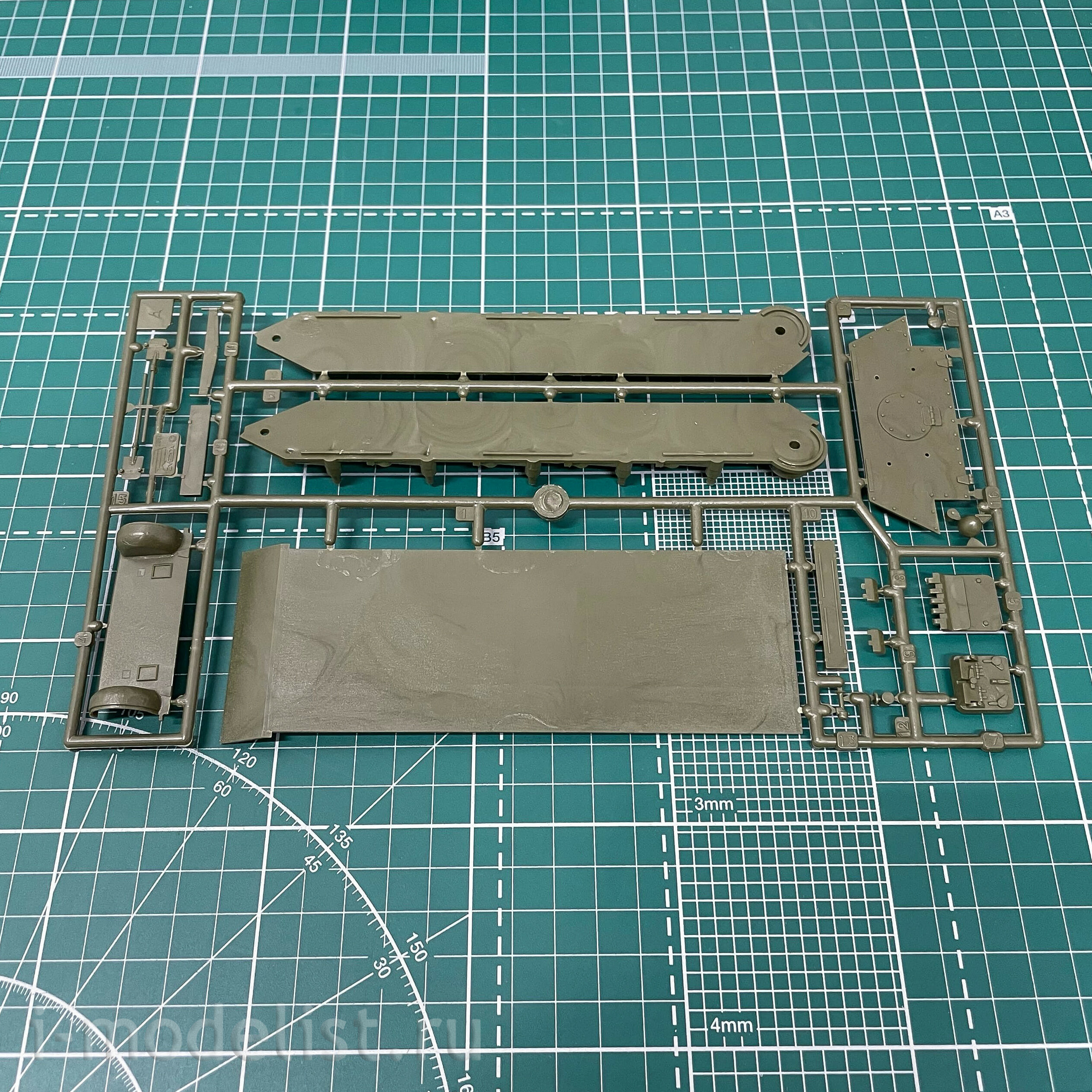 3580 Zvezda 1/35 Soviet T-34/76 Tank with mine trawl