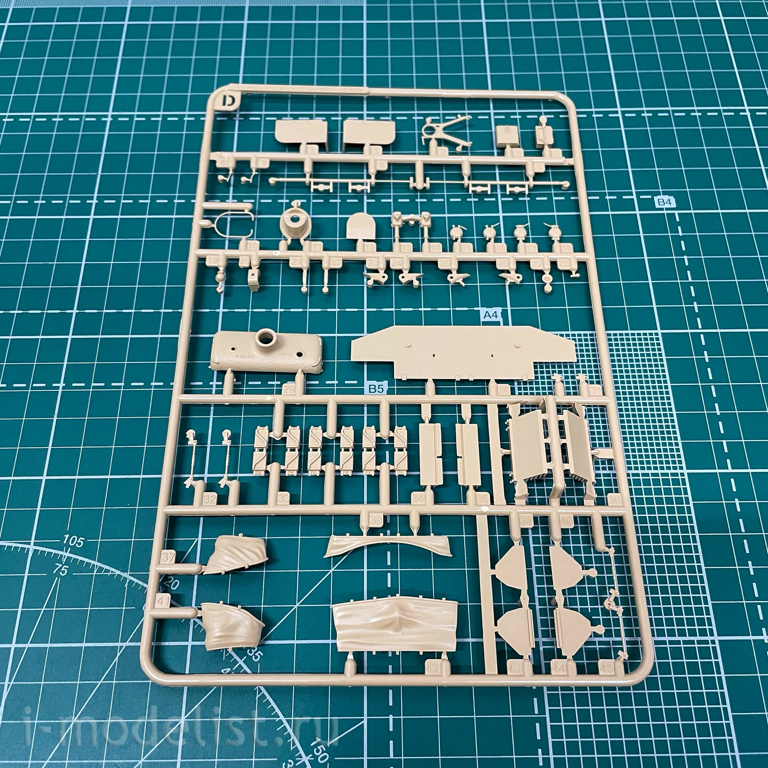 RM-5049 Rye Field Model 1/35 Tank M4A3 76W HVSS Sherman Korean War