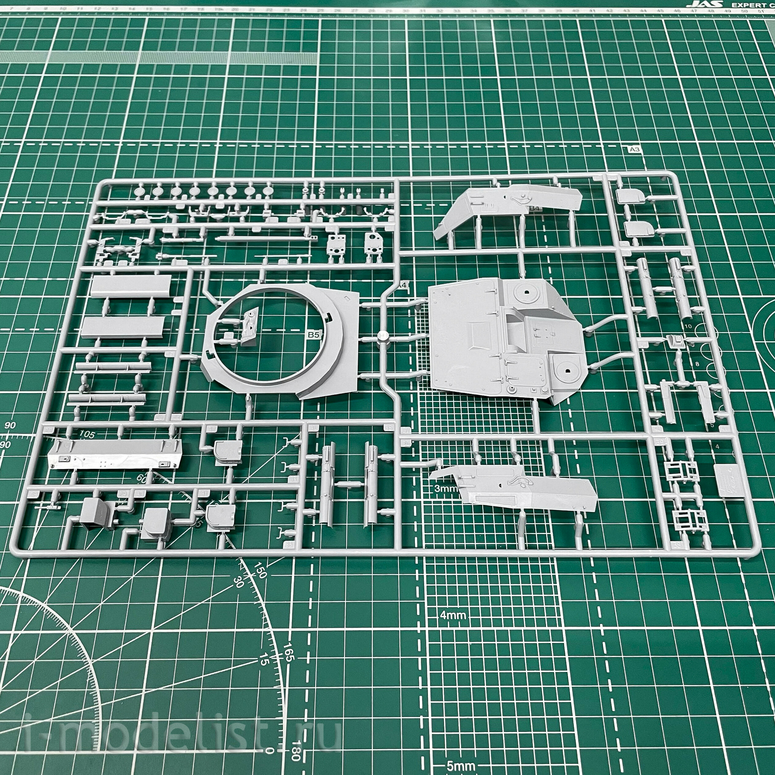 3681 Zvezda 1/35 Russian heavy infantry fighting vehicle TBMP T-15 