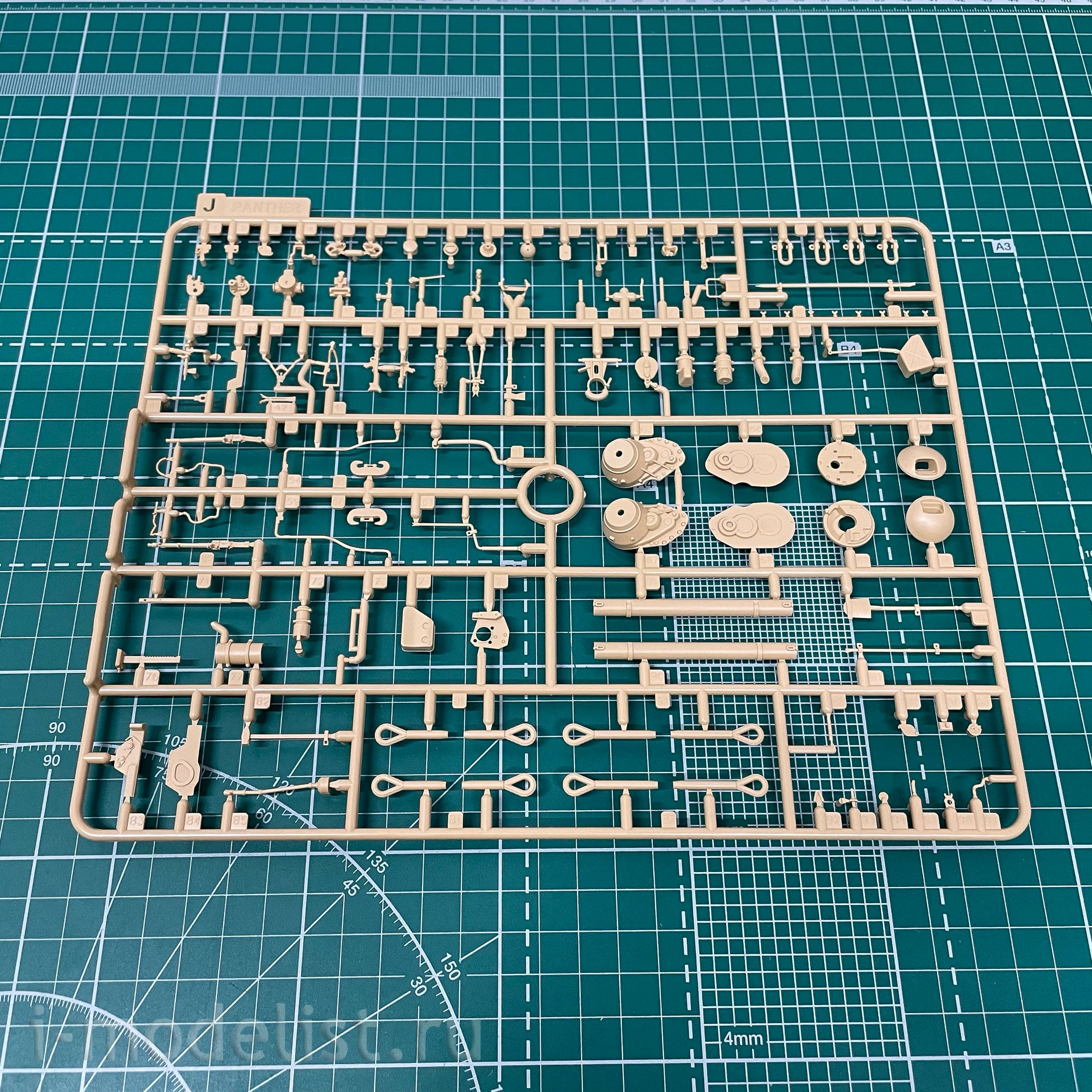 RM-5045 Rye Field Model 1/35 German Medium Tank Sd.Kfz.171 Panther Ausf.F with working tracks and Kw.K 42 L/70 & Kw.K 42 L/100