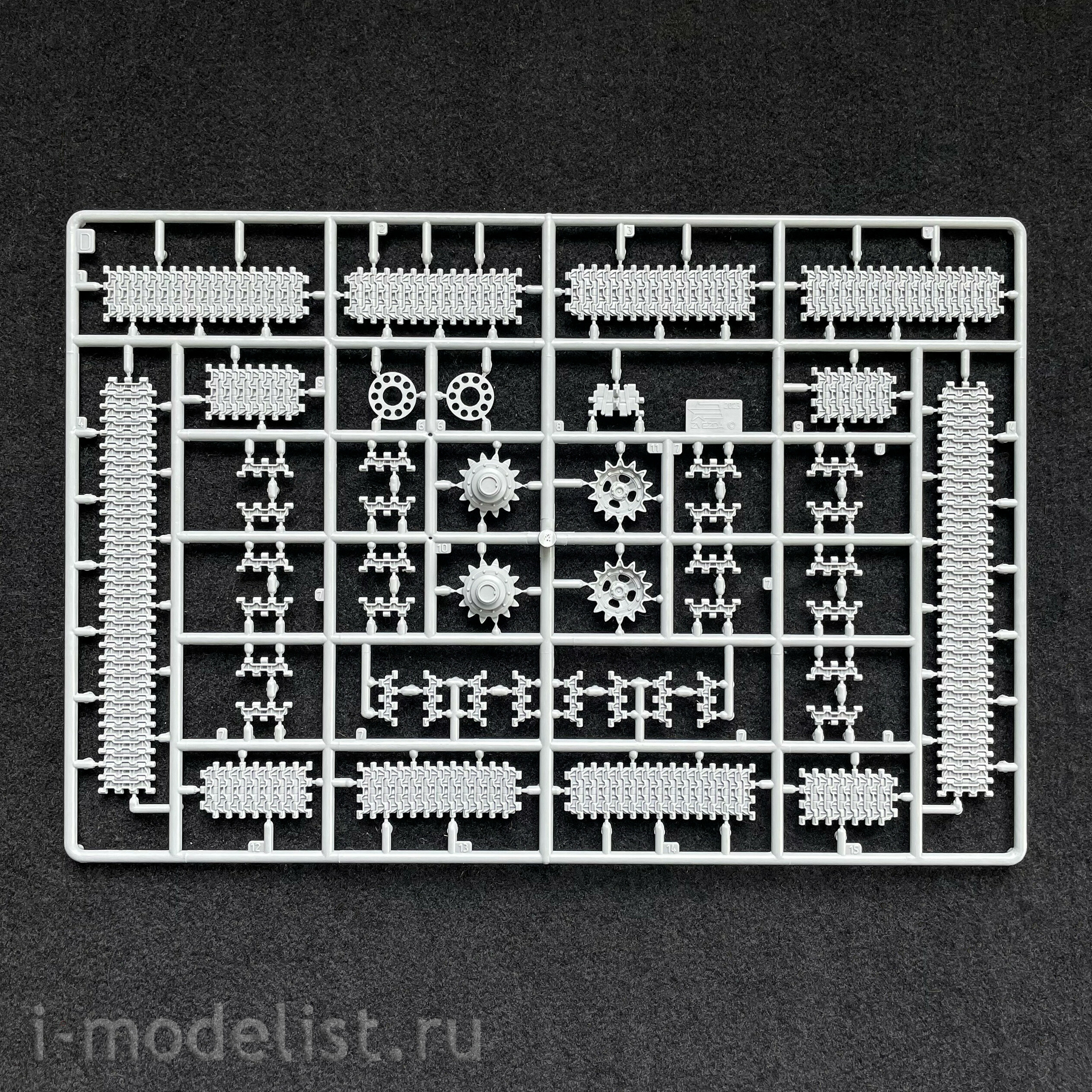 3673 Zvezda 1/35 T-62 tank of the 1974-75 model.