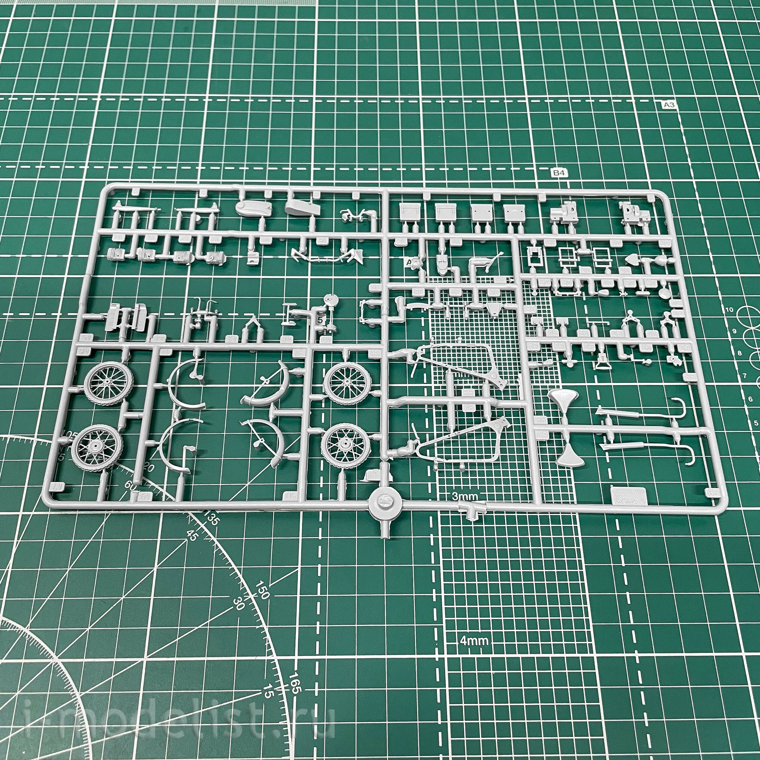 3632 Zvezda 1/35 Motorcycle BMW R-12 with driver