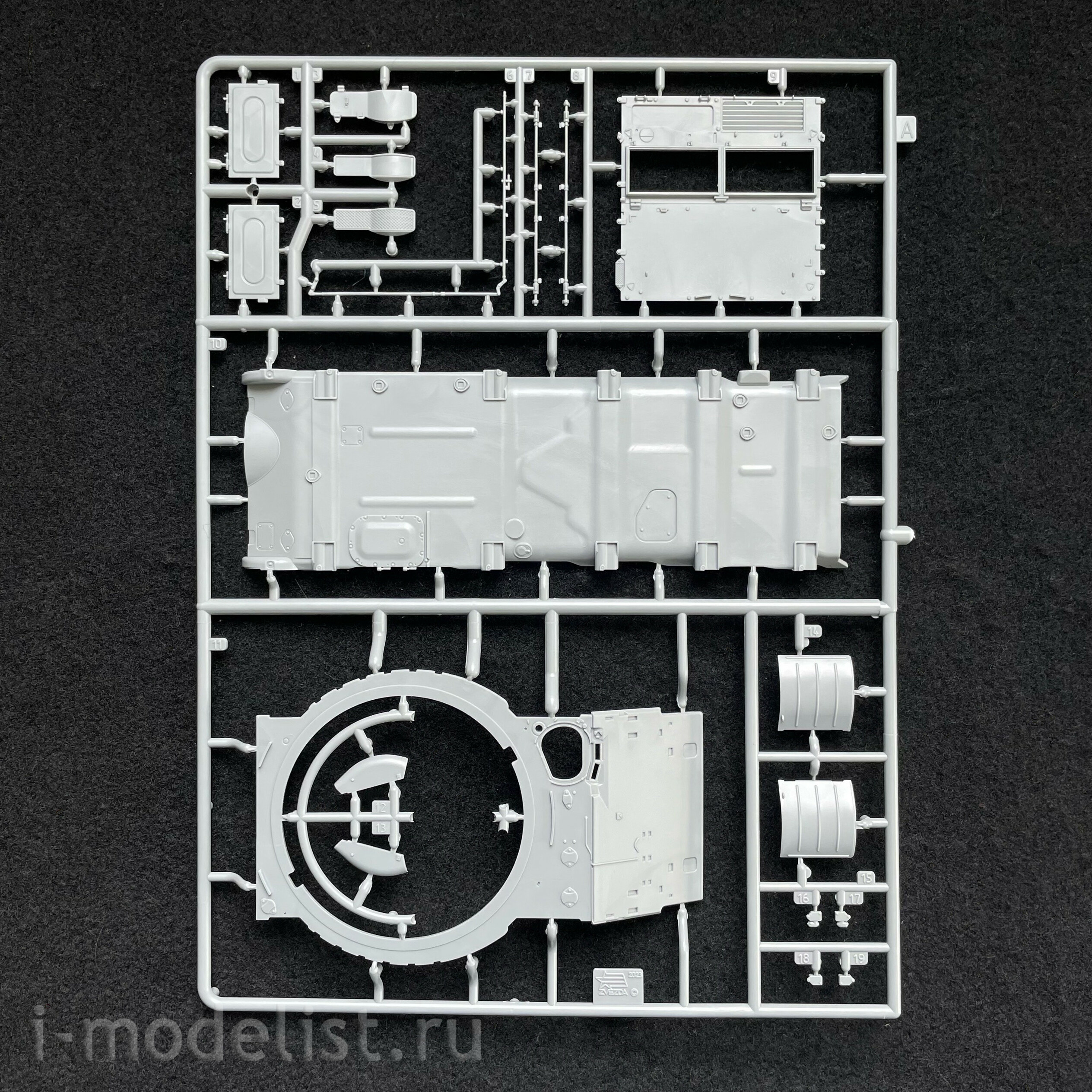 3673 Zvezda 1/35 T-62 tank of the 1974-75 model.