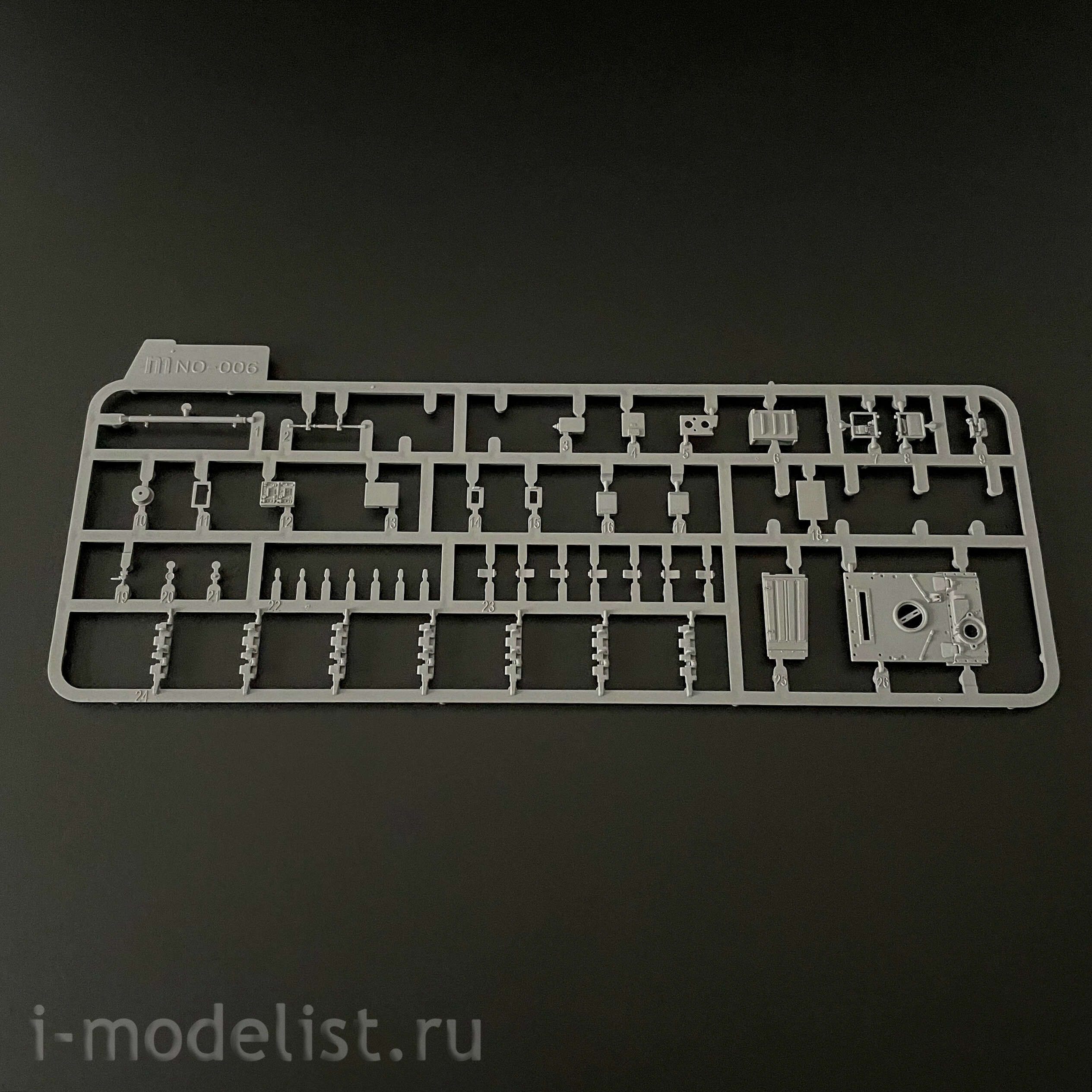 004 UZvezda 1/48 Early production Tiger I tank with full interior 