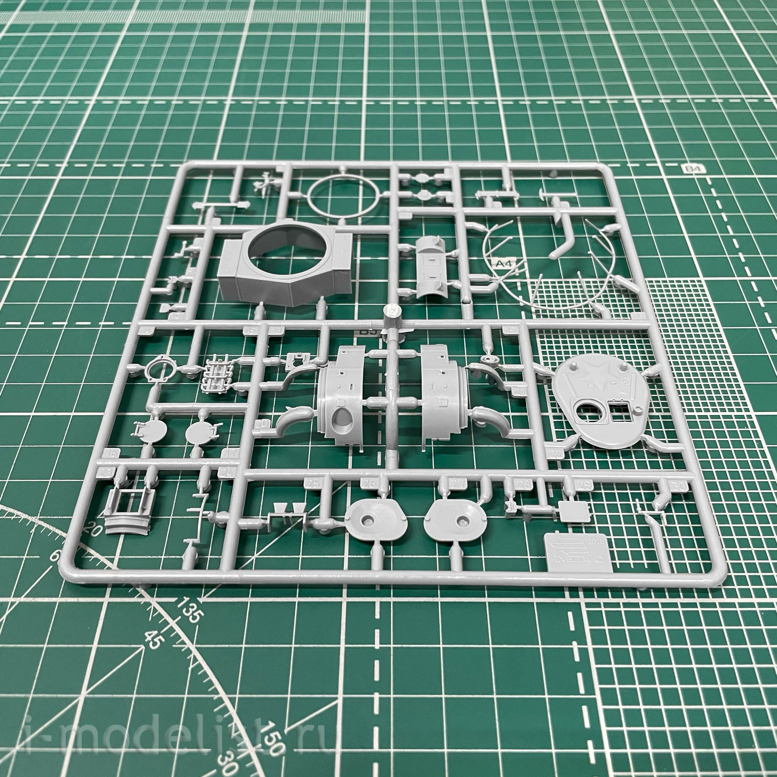 5061П Zvezda 1/72 Подарочный набор: Советский тяжелый танк Т-35