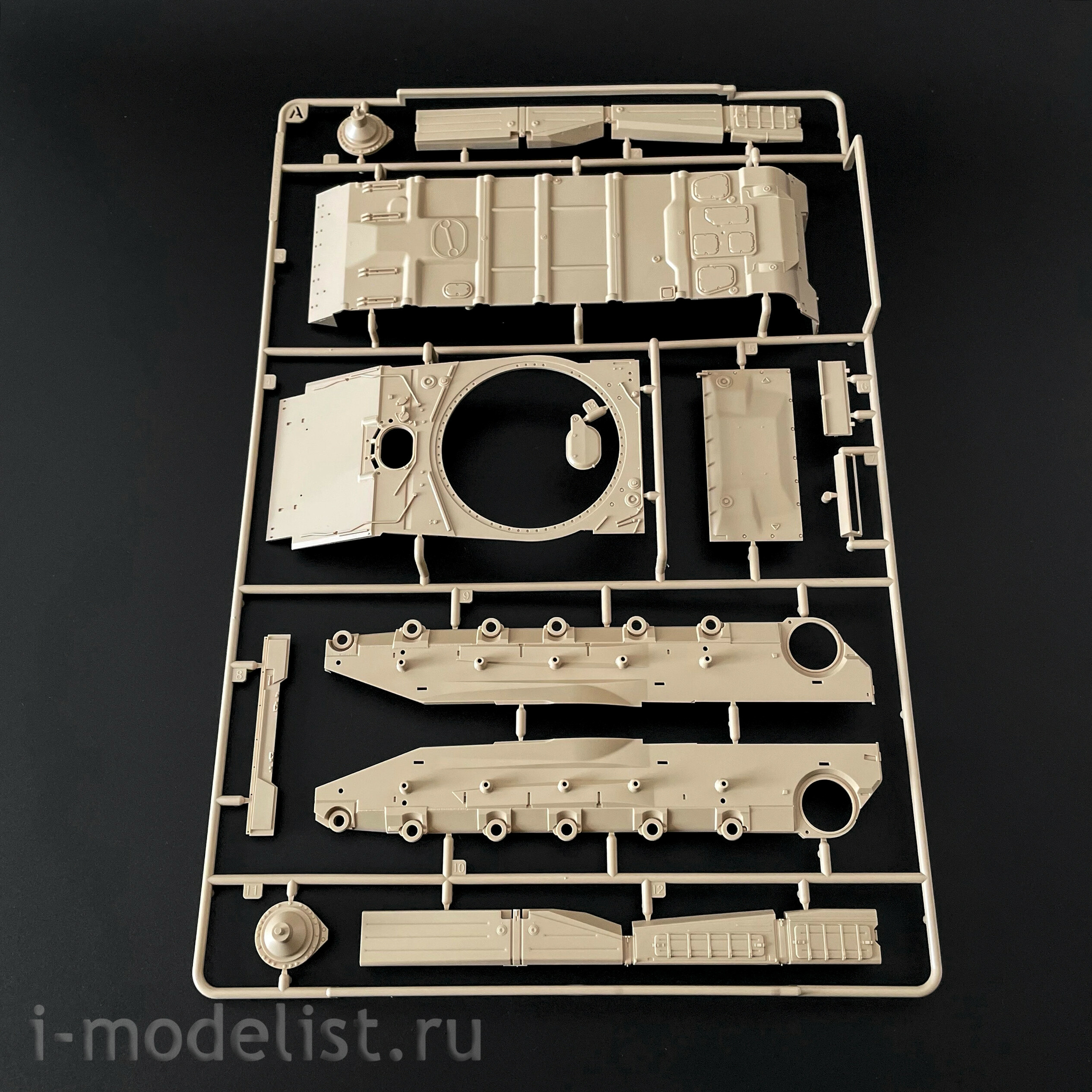 RM-5105 Rye Field Model 1/35 T-80U Main Battle Tank (licensed by Omsktransmash)