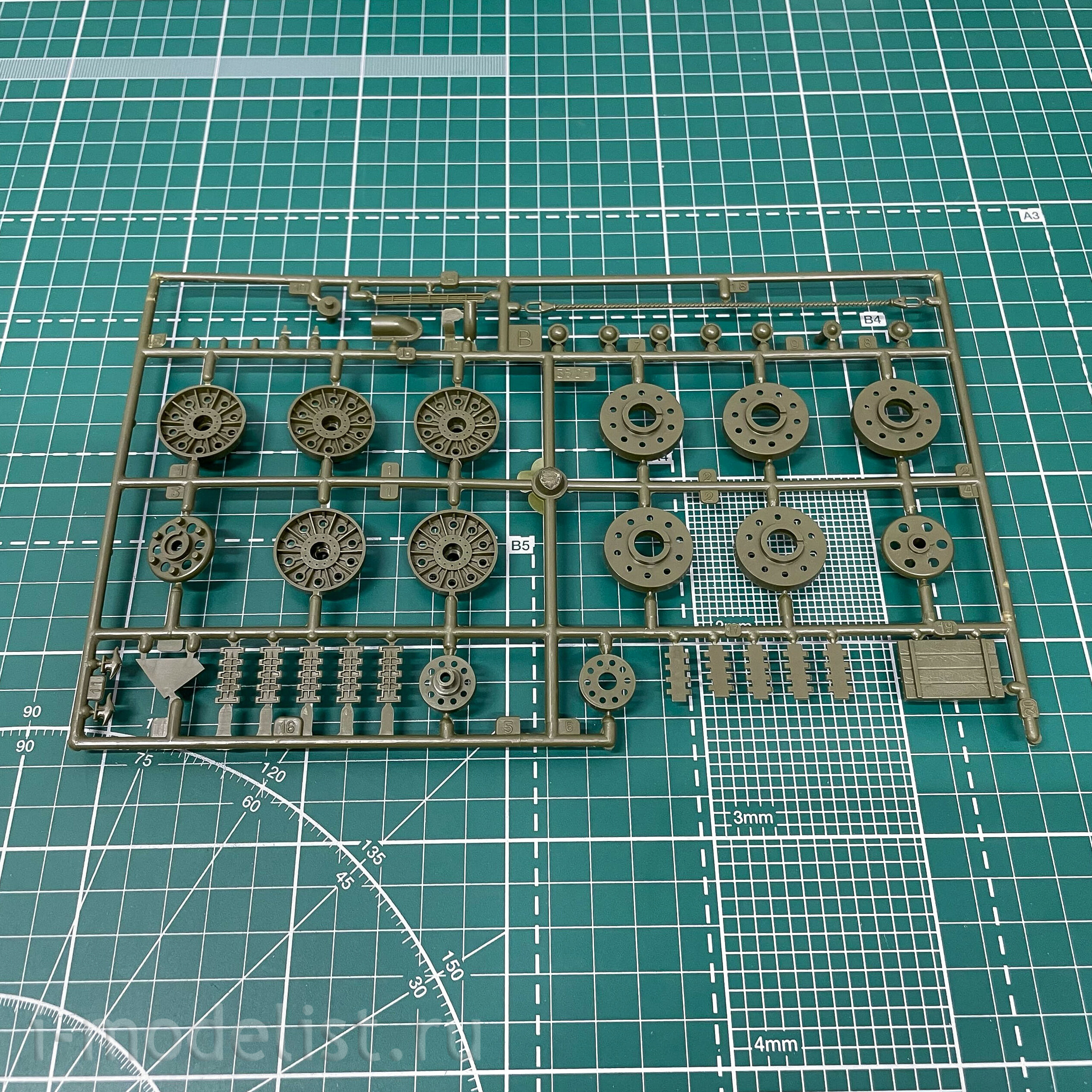 3580 Zvezda 1/35 Soviet T-34/76 Tank with mine trawl