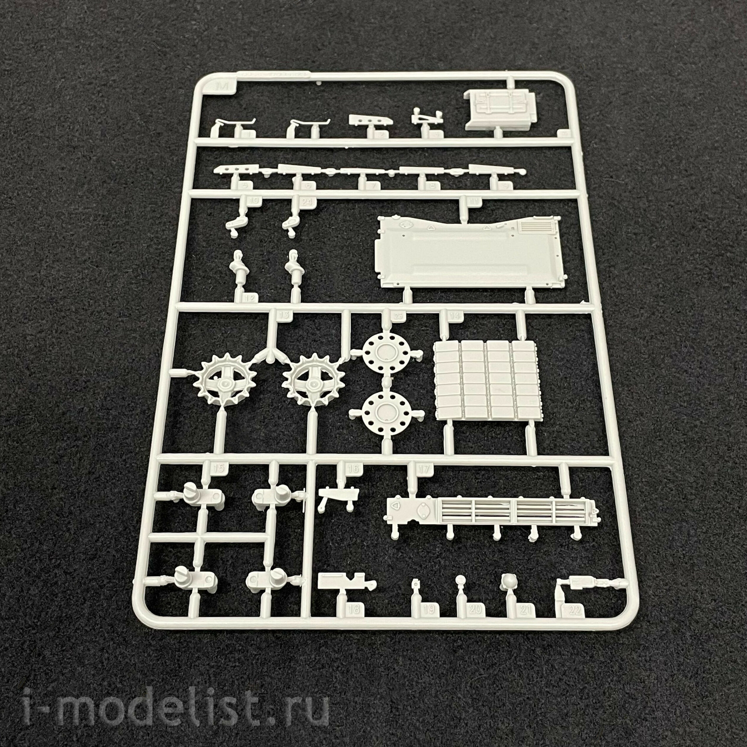09609 Trubach 1/35 Russian T-72B1 tank with KTM-6 and lattice armor (under license from UVZ)