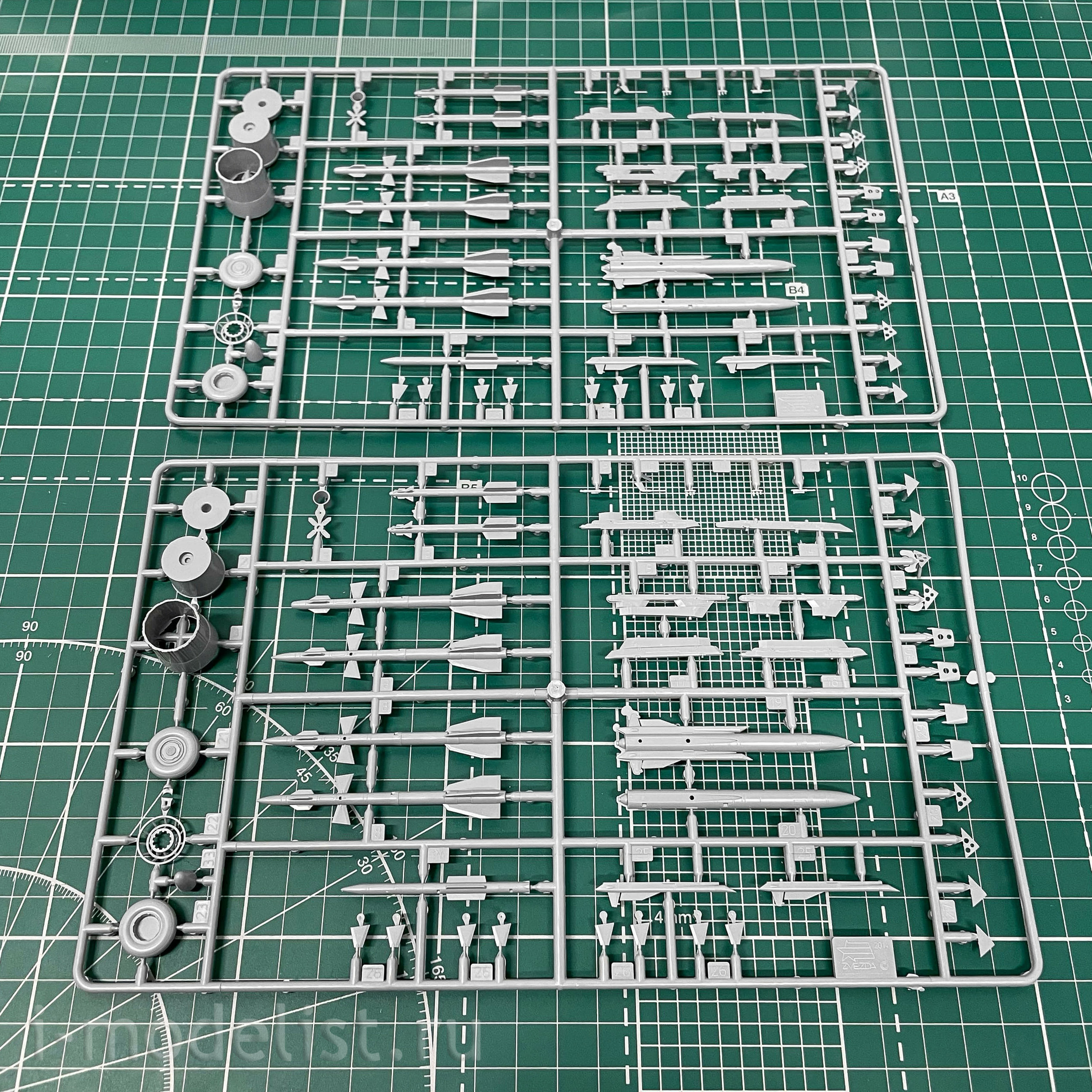 7294 Zvezda 1/72 Russian combat training aircraft su-27UB