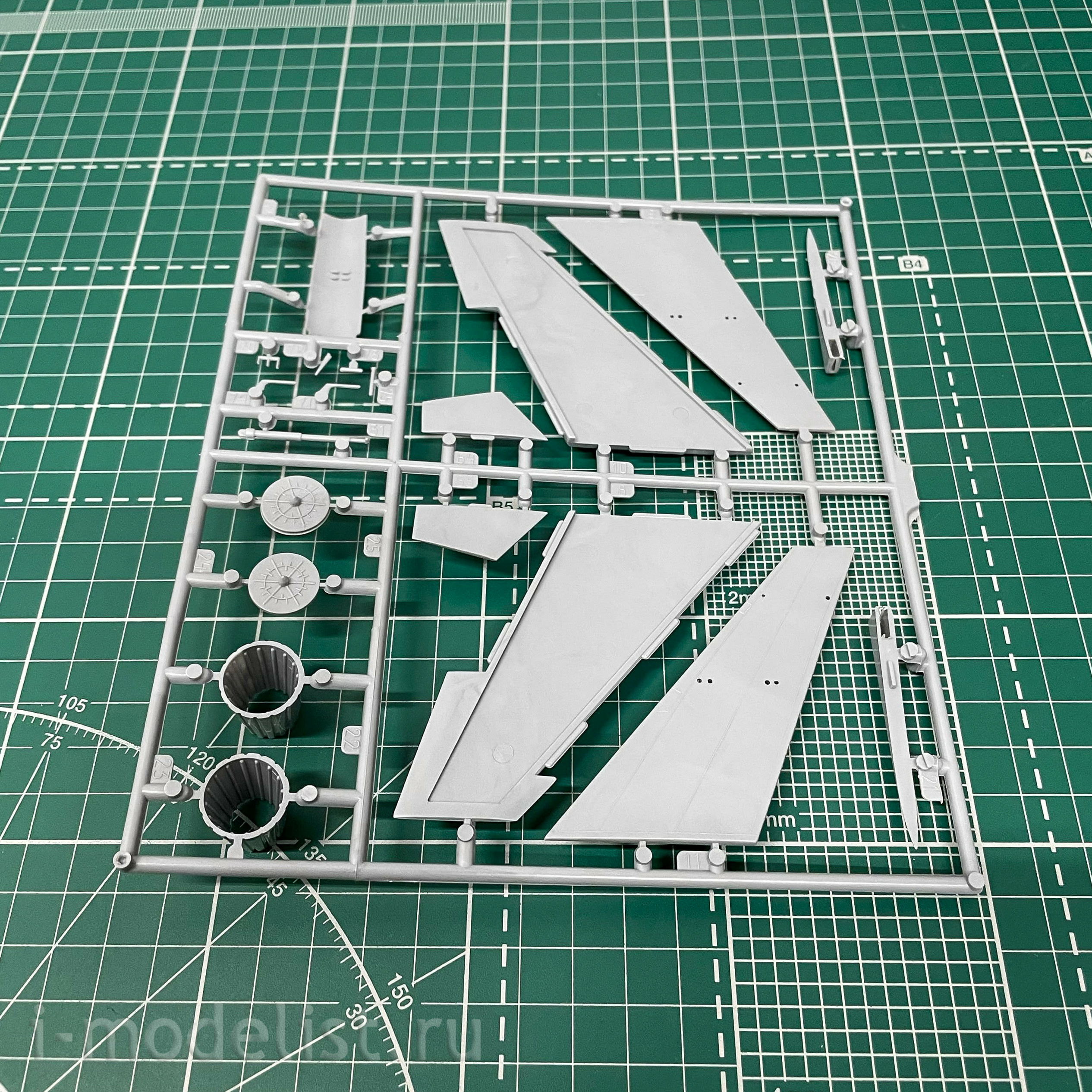 7206 Zvezda 1/72 Soviet Su-27 Air Superiority Fighter