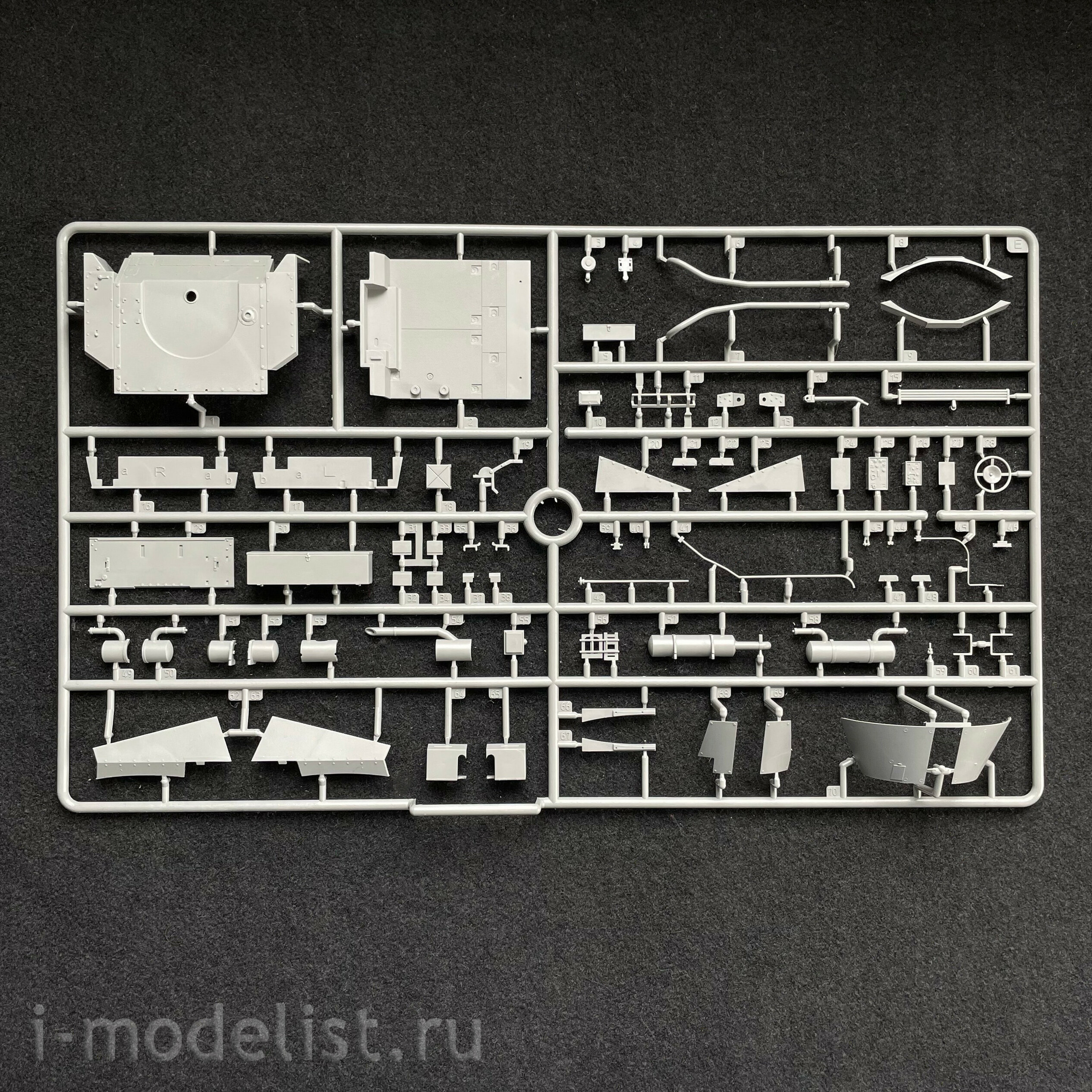 VT-024 Border Model 1/35 German Tank Destroyer Sd.Kfz. 164 Nashorn (with 4 figures)