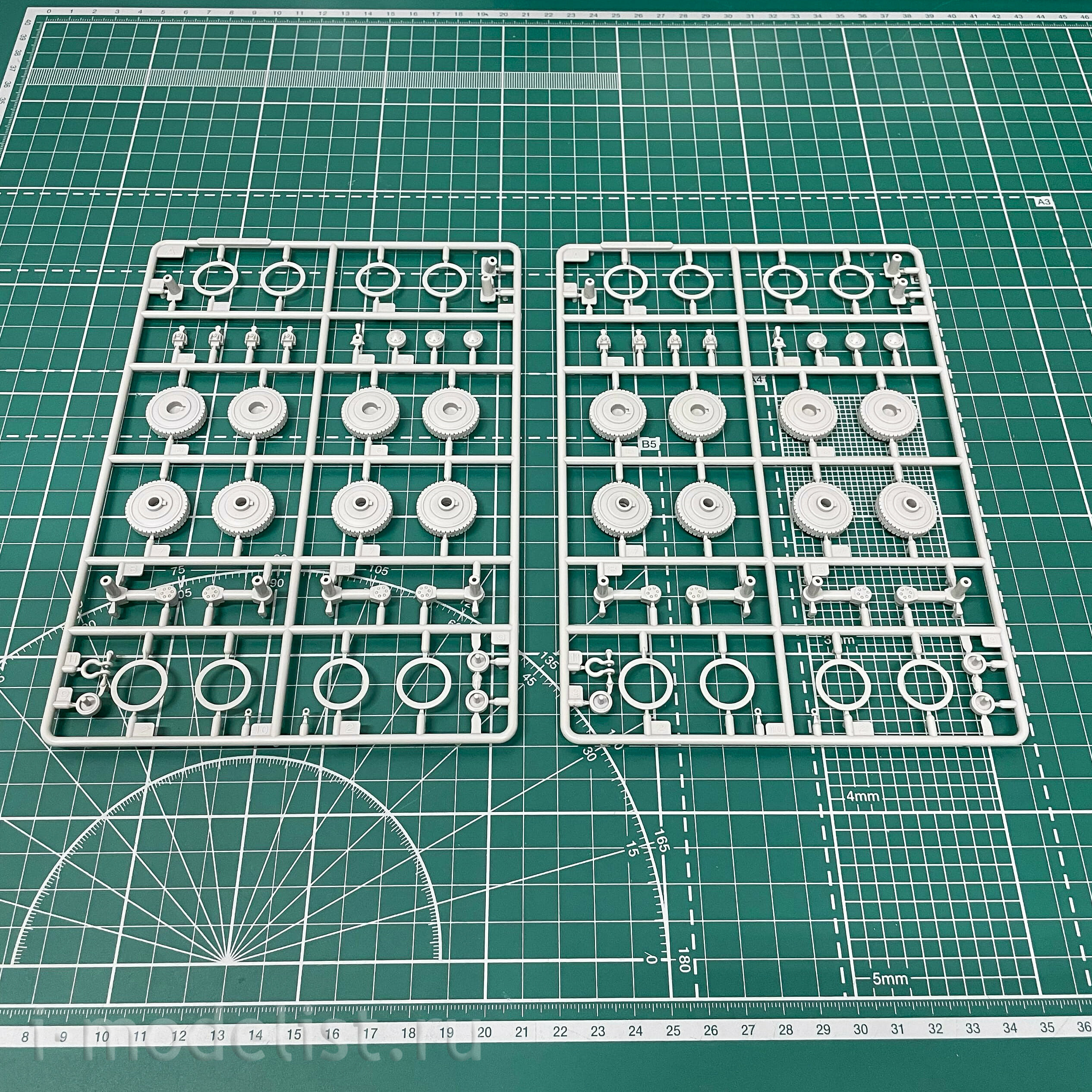 09590 Trumpeter 1/35 Soviet heavy tank T-100